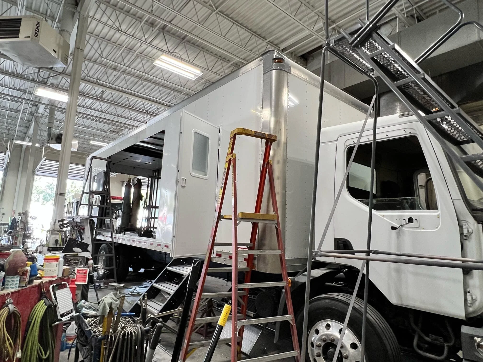 NEW AMERICAN GOSPEL CHARIOT BUSY BEING BUILT IN AMERICA FOR LATIN AMERICA, MEXICO AND NOT FORGETTING NORTH AMERICA.