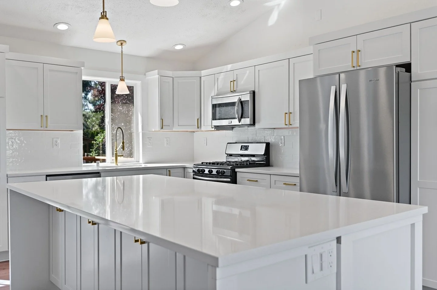 I hosted one party in this kitchen &amp; the only meal I ever made here was frozen pizza. I can only imagine all the festivities this room could hold. Swipe to see the kitchen I cooked hundreds of meals in &amp; hosted all the parties in. Which one w