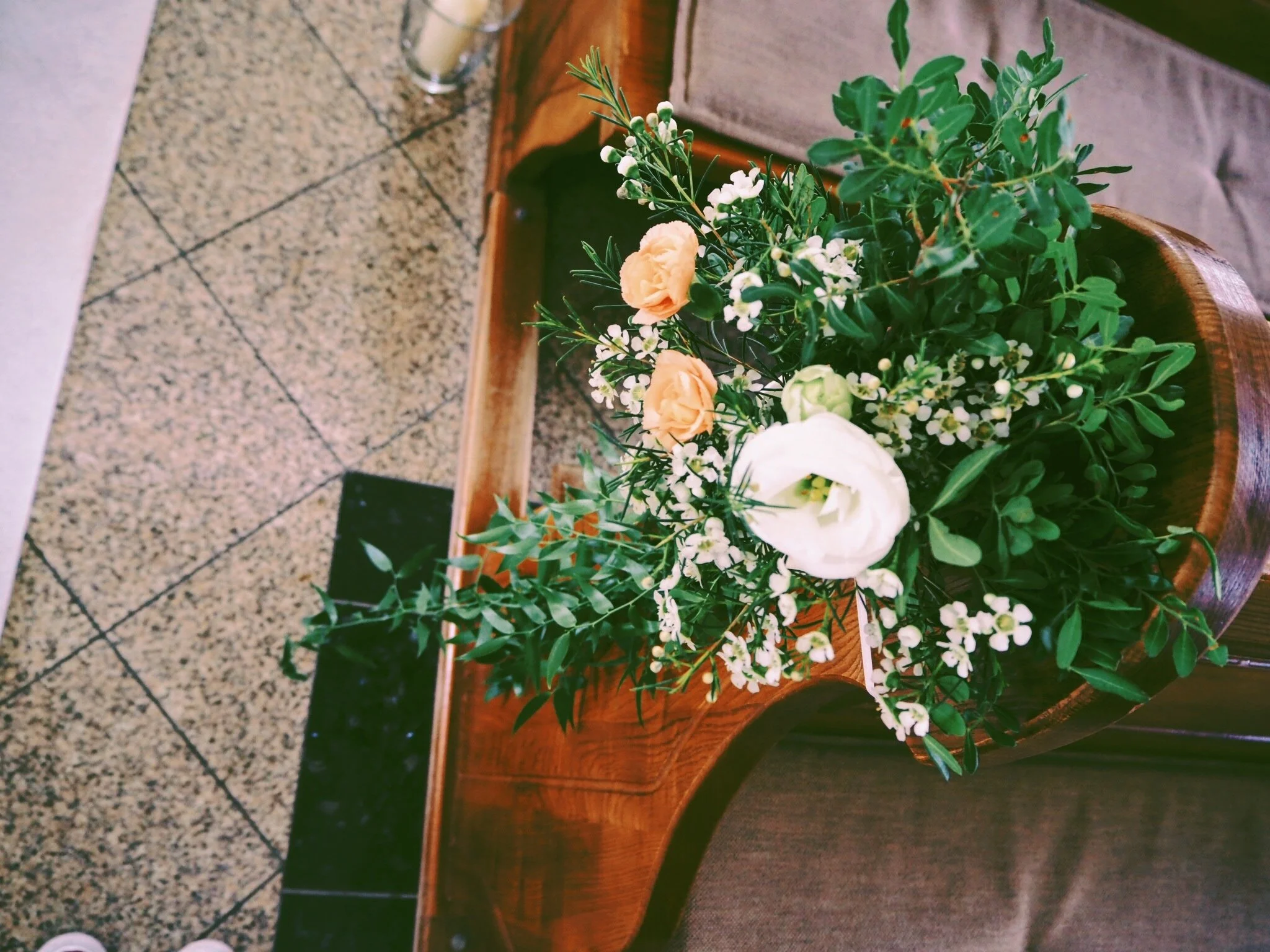 Dekoracja ławek w kościele, naturalne kwiaty