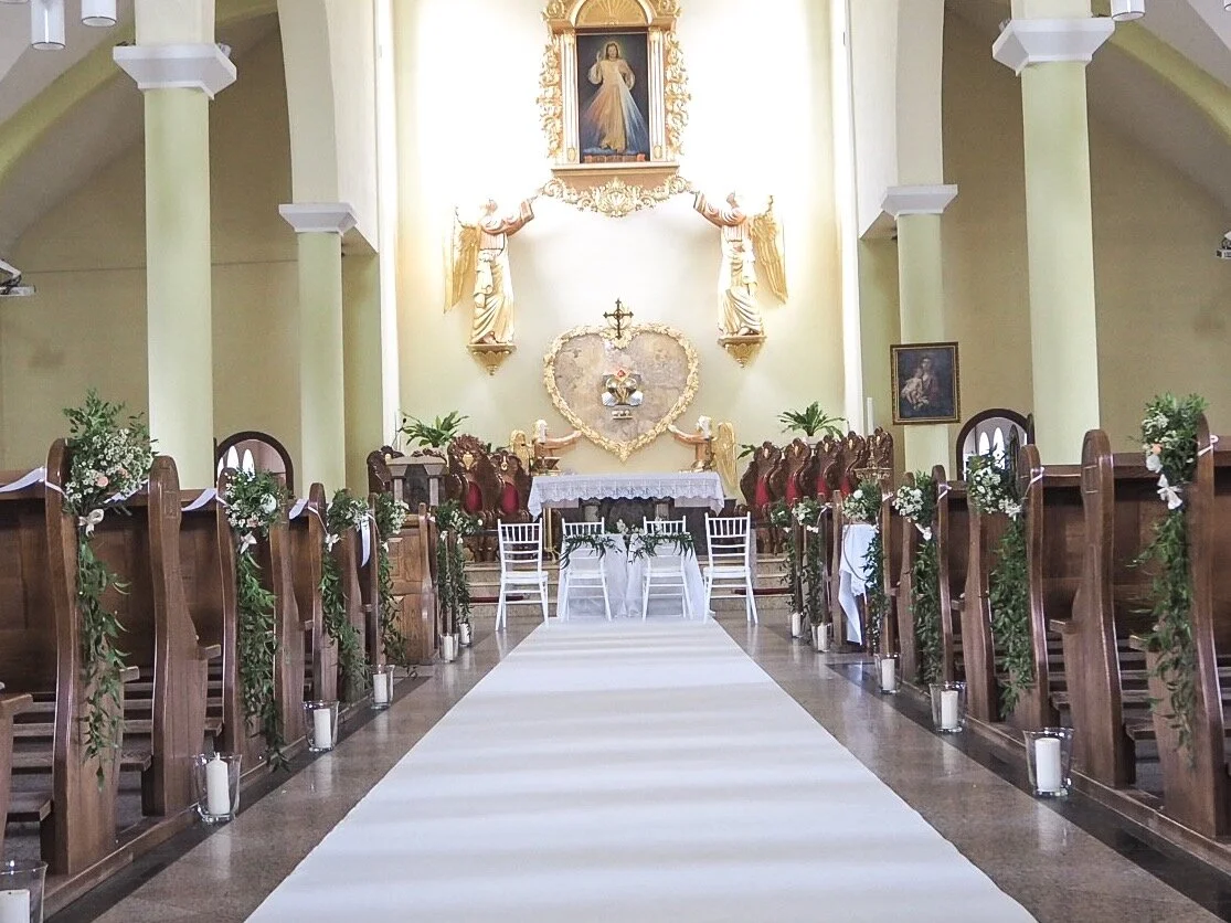 dekoracja kościoła, biały dywan