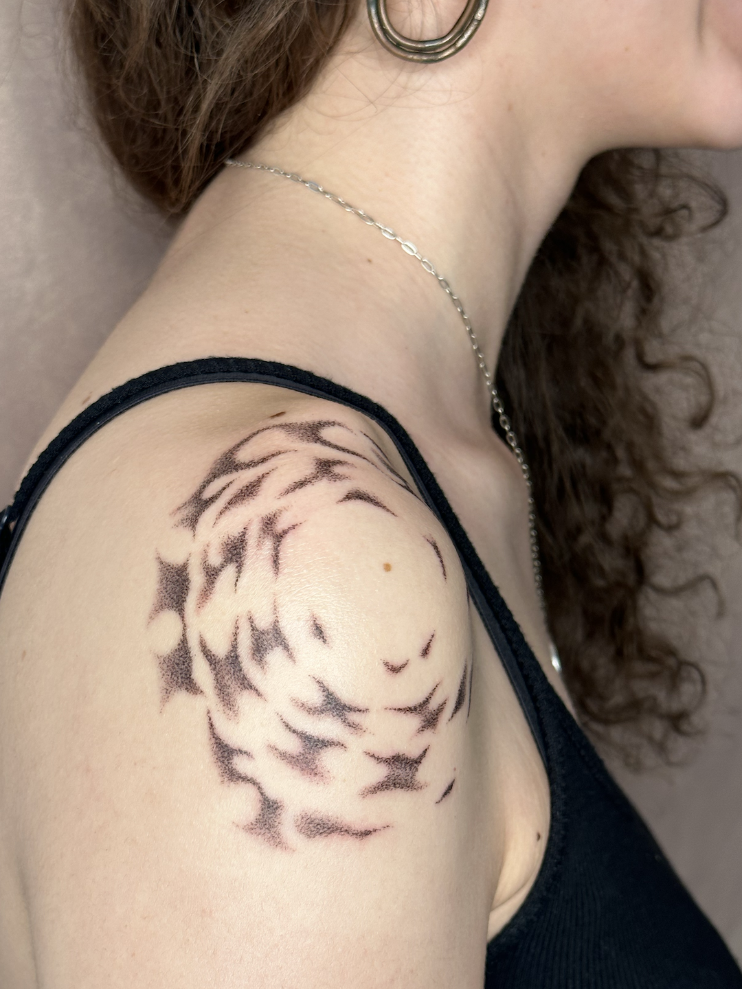 shell-marking-abstract-tattoo-shoulder.png