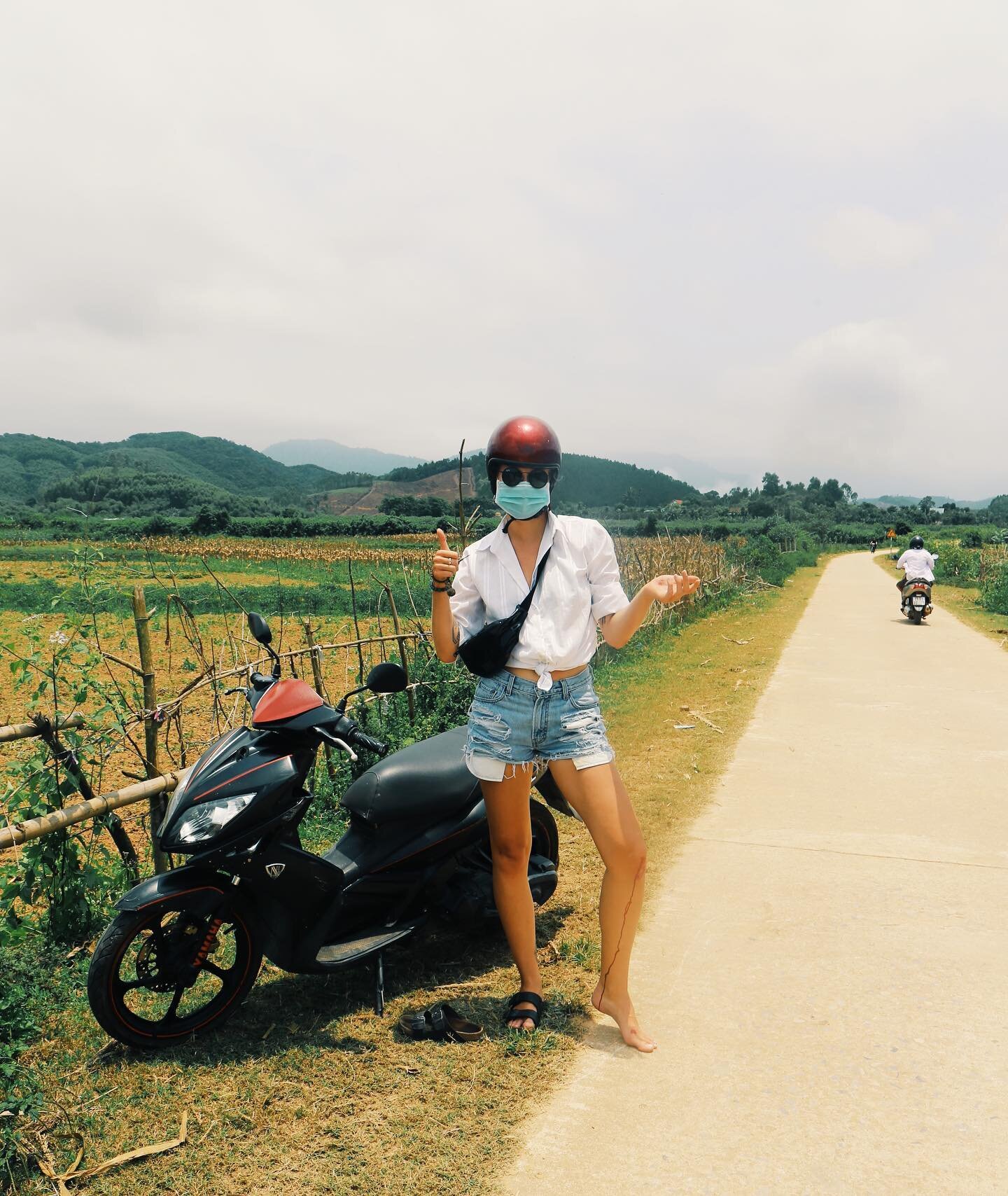 Turning 28 in Vietnam wasn&rsquo;t exactly my plan, but neither was crashing my moped on this tiny path in Phong Nha. 🏞
Still, leaving some blood on the side of the road seems only fitting. I&rsquo;ve been here nearly two months, with no sign of whe