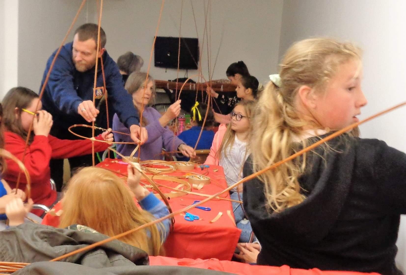 Mae-Kandoo-Community-workshopwillow-crowns