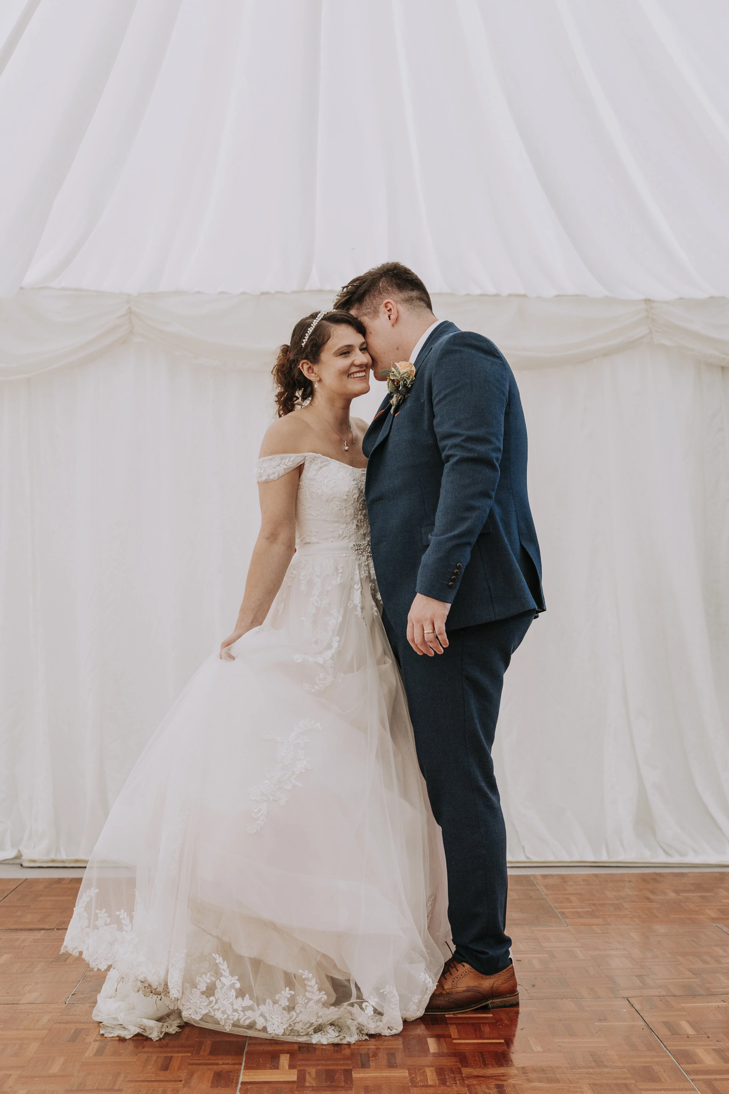 First_Dance_Cake_Cut_015.jpg
