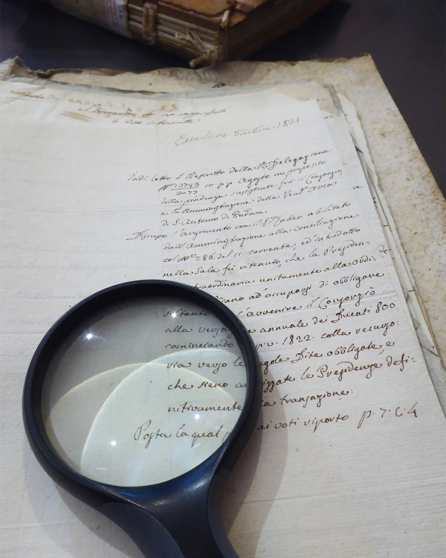 🇬🇧 Registers and notebooks from centuries past, when every activity was transcribed by hand with precision. I imagine hands writing and see my hands, hundreds of years later, turning these pages. Beauty still exists and is also contained in these s