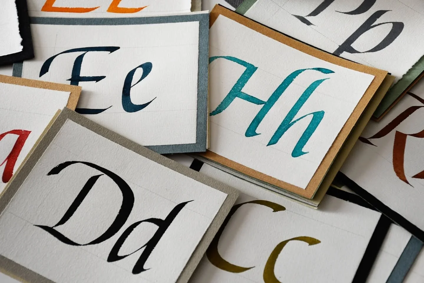 Calligraphy studies on Italic alphabet: lowercase letters and capital letters written with Automatic pen and watercolour on Hahnem&uuml;hle paper.
Colourful samples made for the students of the upcoming calligraphy courses.
:
#calligraphy #lefthanded