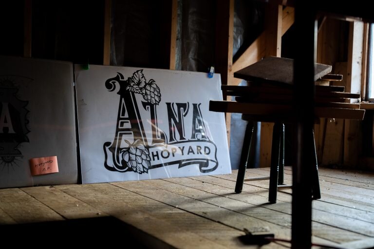Alna-sign-768x512.jpg