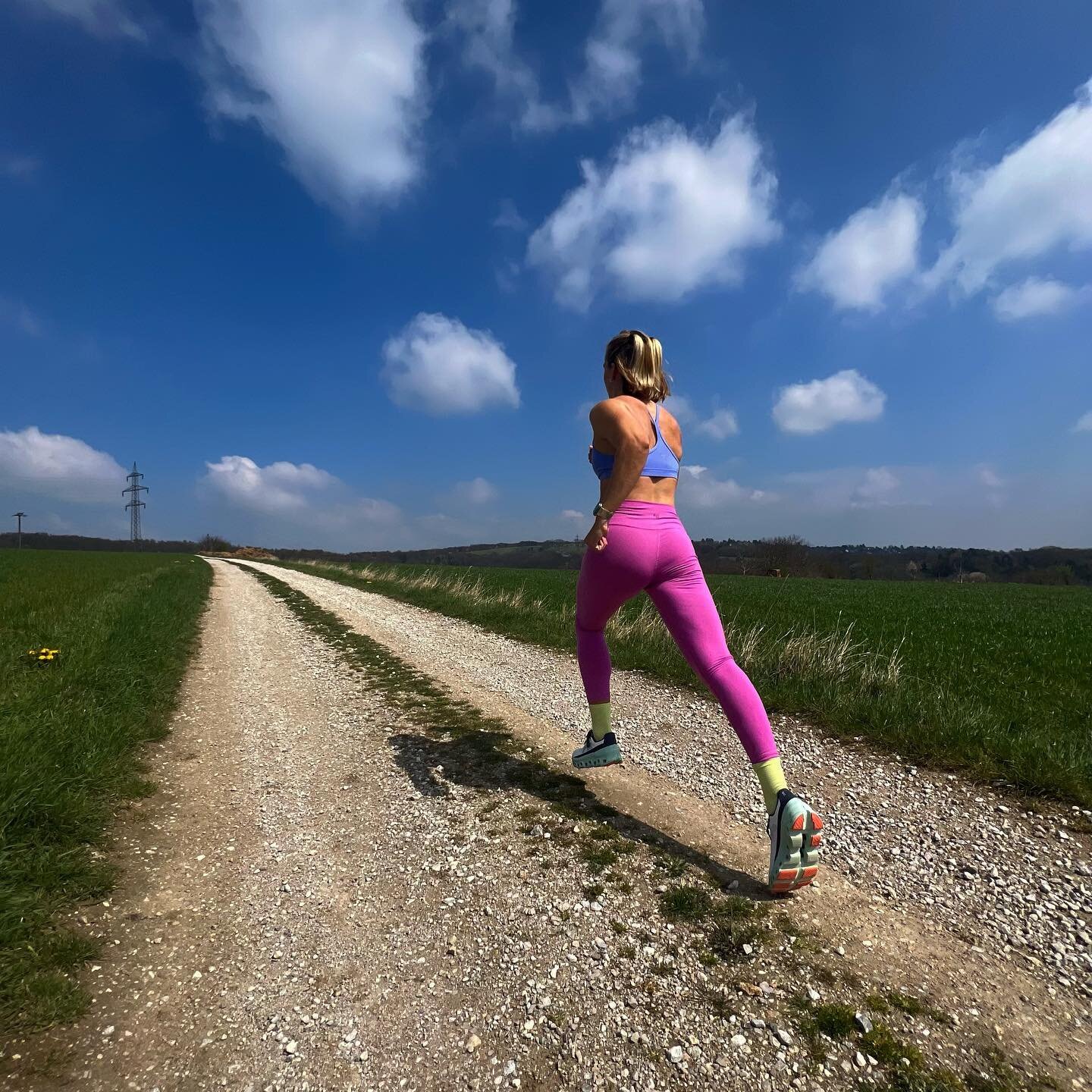 springtime run in my @aritzia TnAction 🌷 sun was out ☀️ flowers were bloomin 🌸 trails were buttery 🧈 🫡 #AritziaPartner #CalltoTnAction