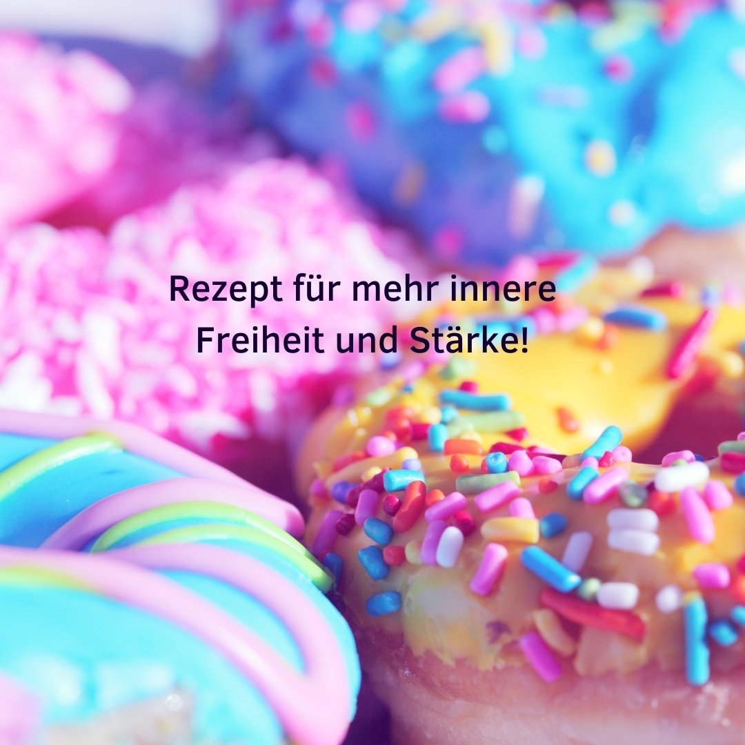 🍬Nat&uuml;rlich m&ouml;chten wir alle das EINE Patentrezept, wo wir erfahren, wie wir gl&uuml;cklich leben k&ouml;nnen. ⁠
⁠
🍬Und am liebsten eines, das ganz einfach ist und fix geht! Es gibt sicherlich viele gute, wirkungsvolle Rezepte. Sie haben a