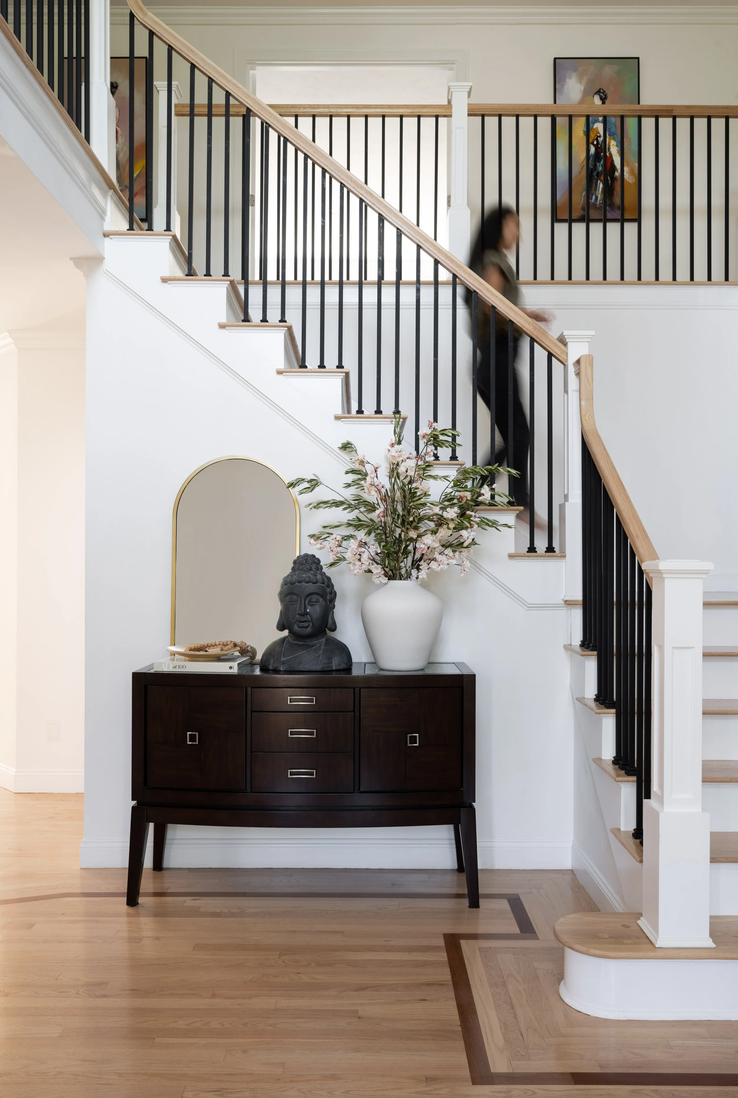 MODERN ARCHES IN SUBURBIA