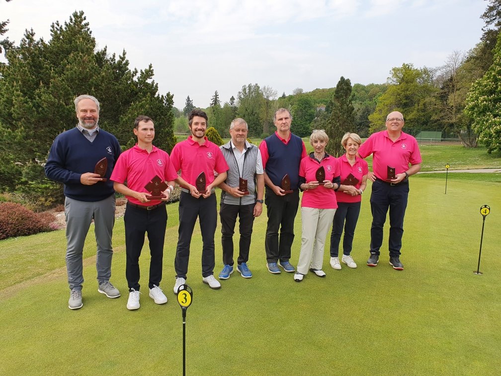 Les vainqueurs et finalistes du Championnat du Club (de gauche à droite) : Fabrice VIGNE, Jean-Paul MILEWICZ, Mathieu PAVARD, Pascal VAILLANT, Thierry FOLTIER, Dominique APIED, Brigitte DUBOIS et Philippe DENIS