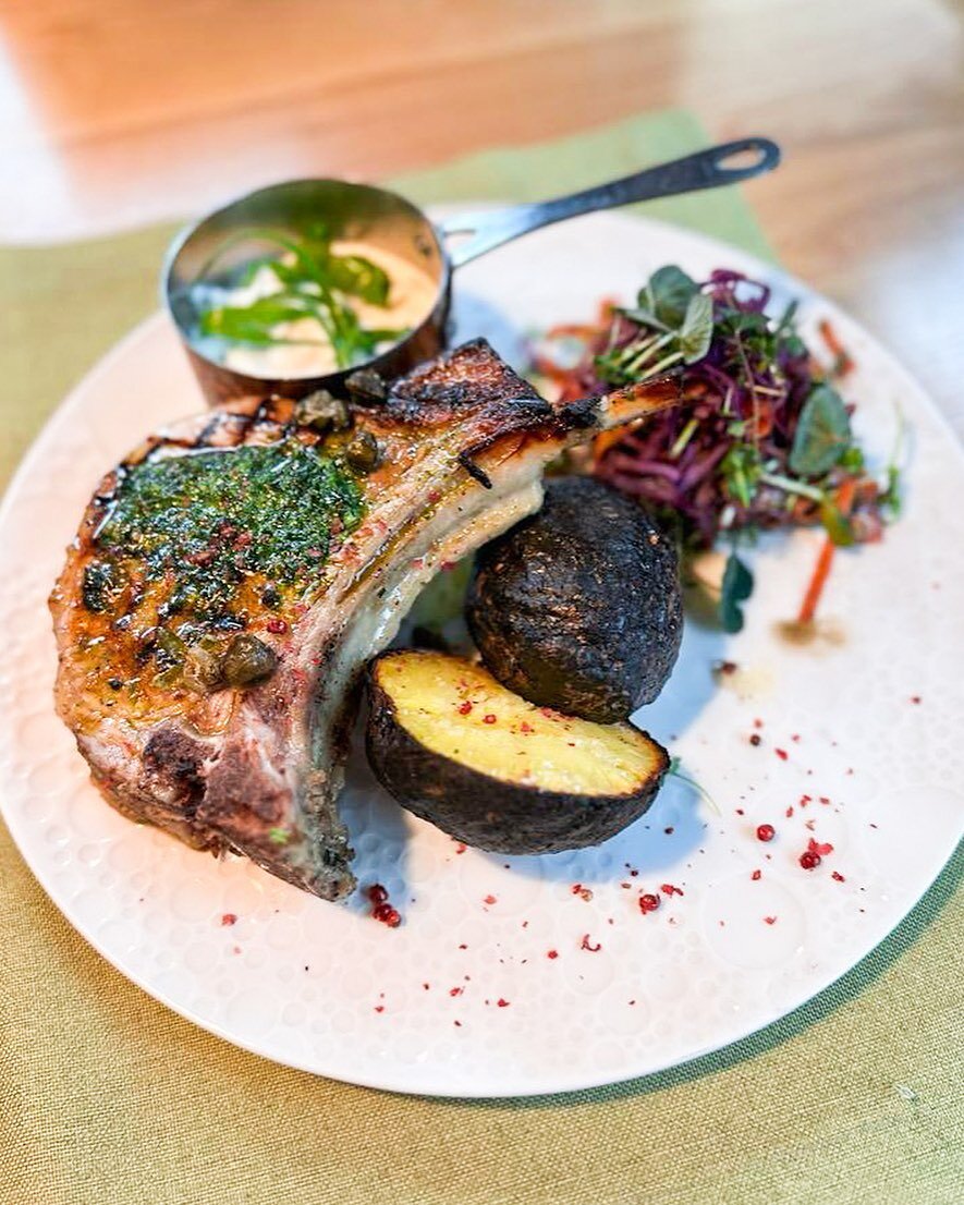 Wiecie na czym polega konfitowanie?&nbsp;🍴

To technika, kt&oacute;ra polega na powolnym gotowaniu żywności w głębokim tłuszczu. Najczęściej wykorzystywana jest do przygotowywania mięsa, kt&oacute;re staje się dzięki temu soczyste, miękkie i kruche.