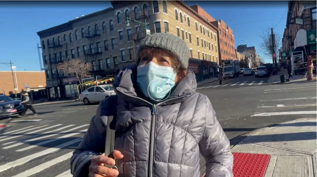 Vecinos en Sunset Park agradecen por la salud, por estar juntos, por las ben­di­ciones recibidas