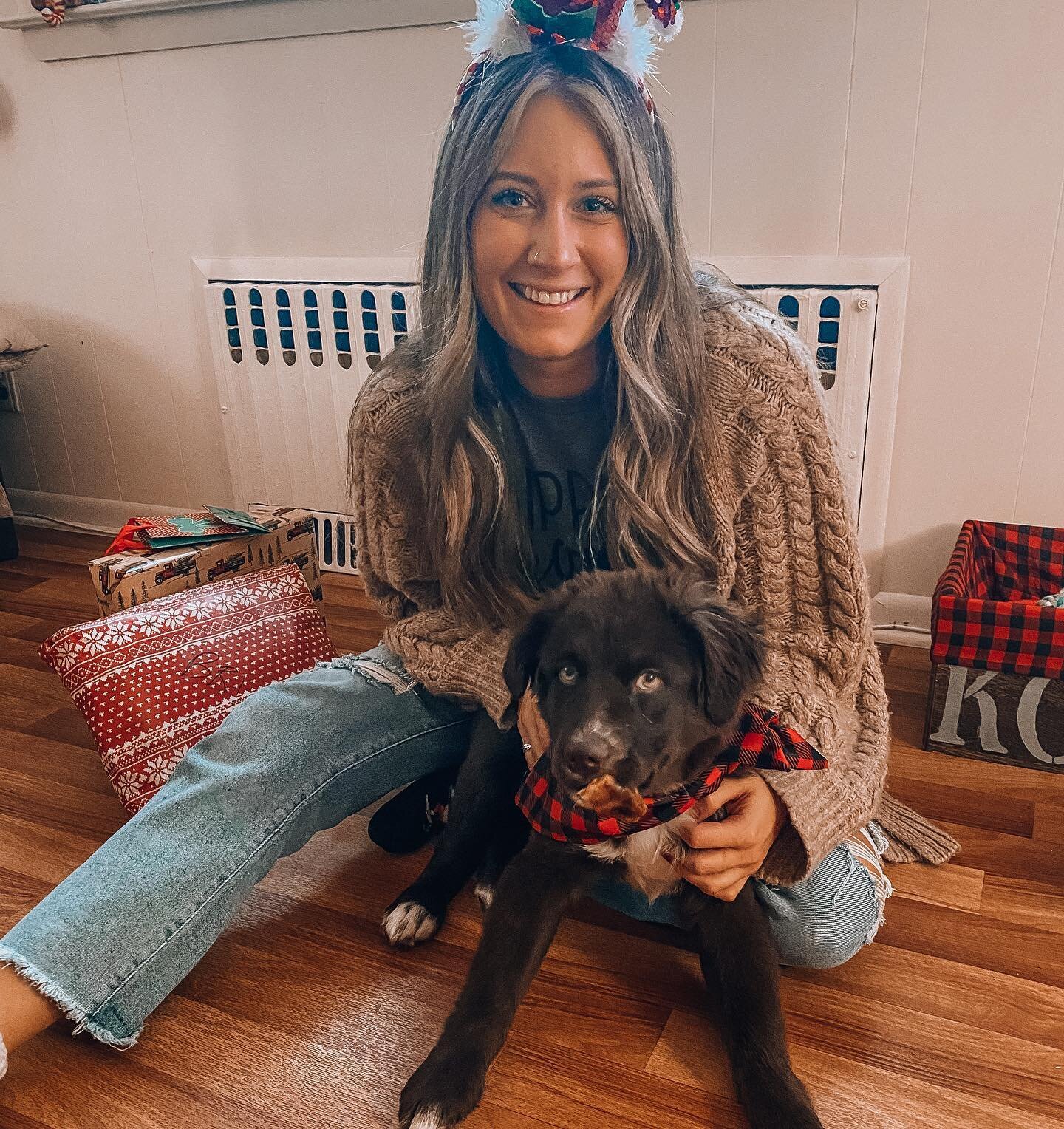 Merry Christmas from me and my little nugget @konaaussiedog 🎄🎁 Best gift hands down during this crappy year! Grateful to have such an amazing little family @joshpavano ❤️
