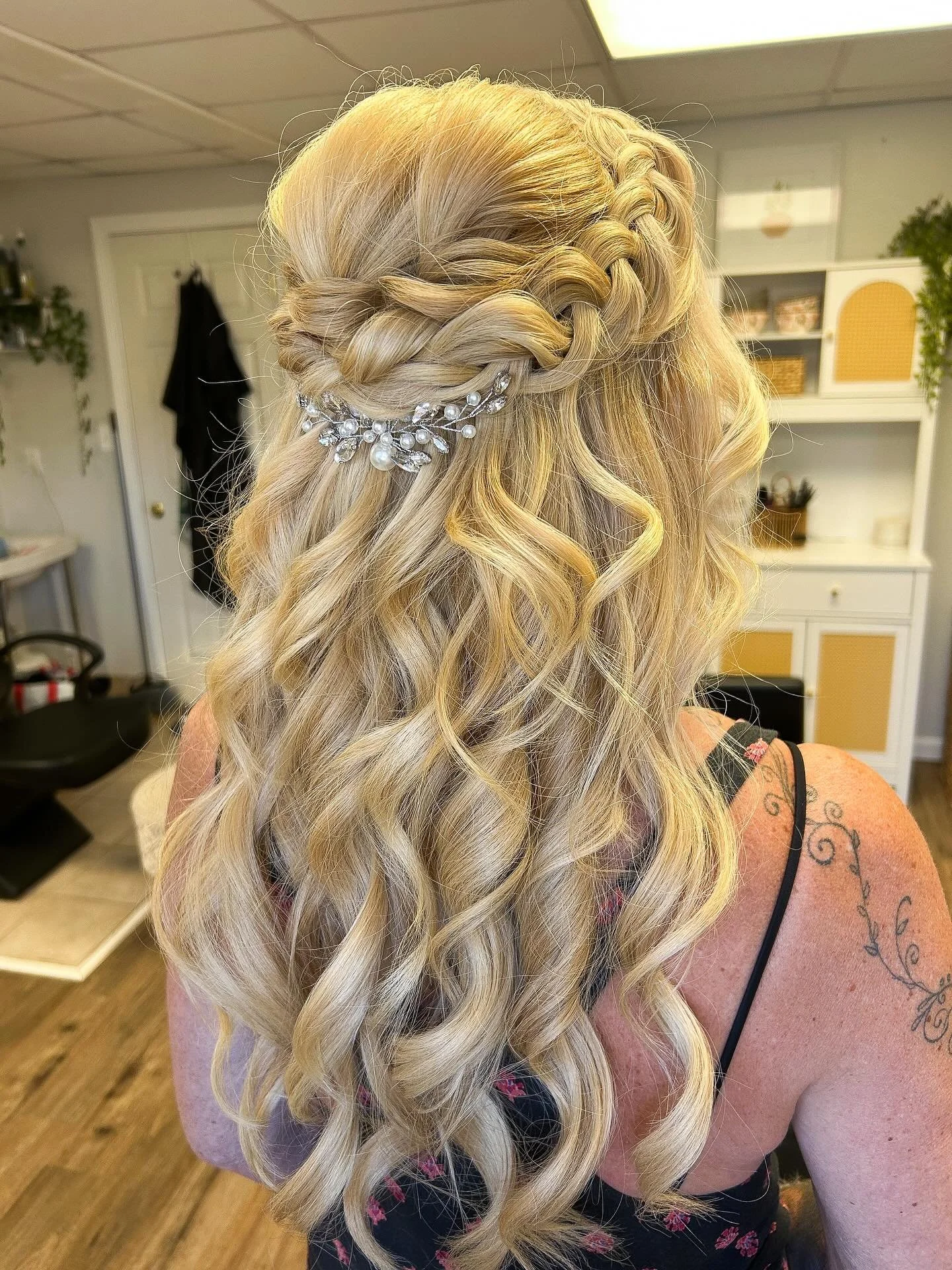Perfect half updo for a crisp fall wedding 🍃✨
.
.
We still have availability for October and November weddings! 🔗 www.bohobridalct.com