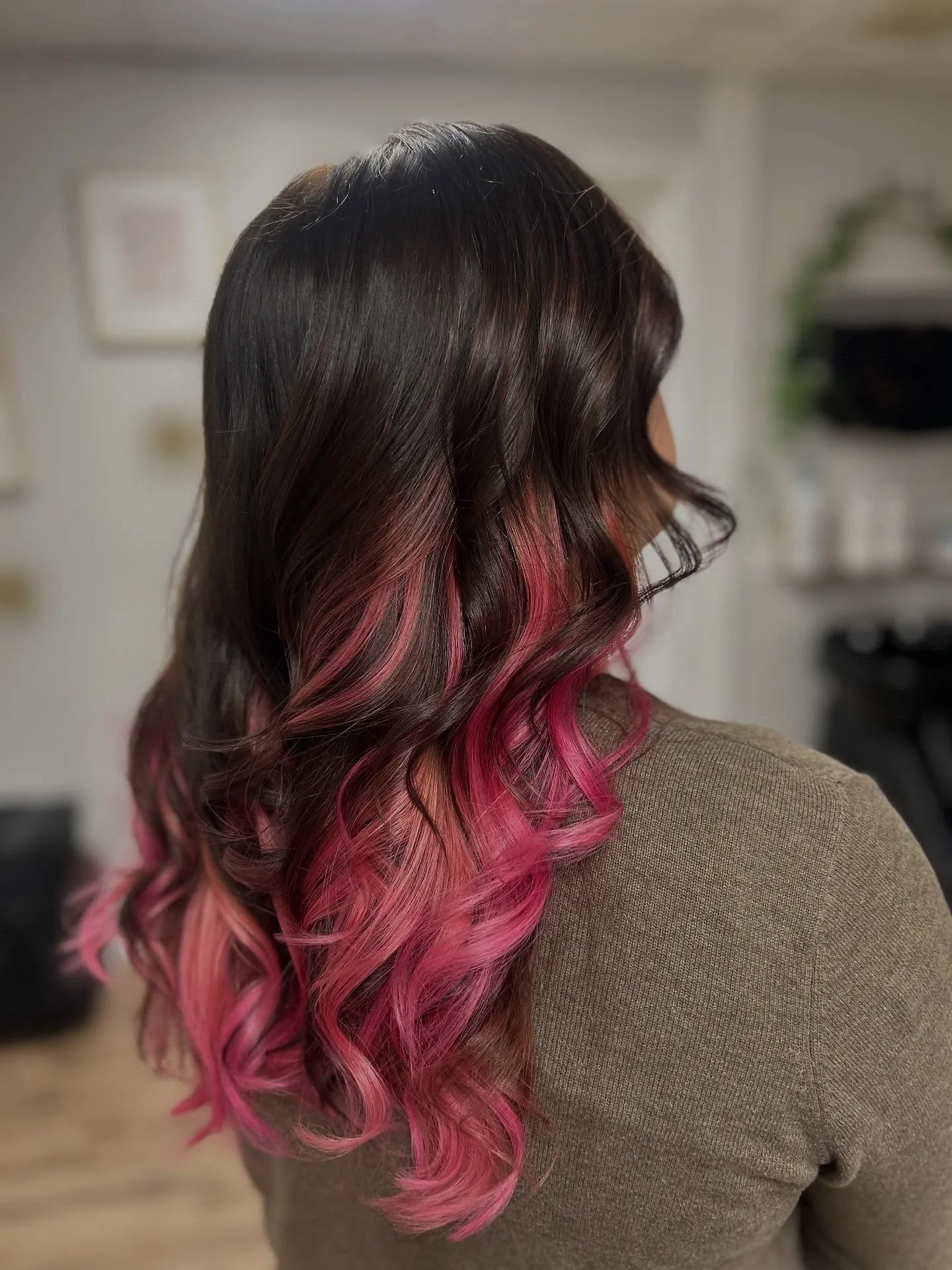 Gotta love pops of pink 🌸💗
.
🌿FREE haircut with all color services
🌿Refer a friend and get 20% off your next visit
.
B O O K  N O W through the link in our bio!