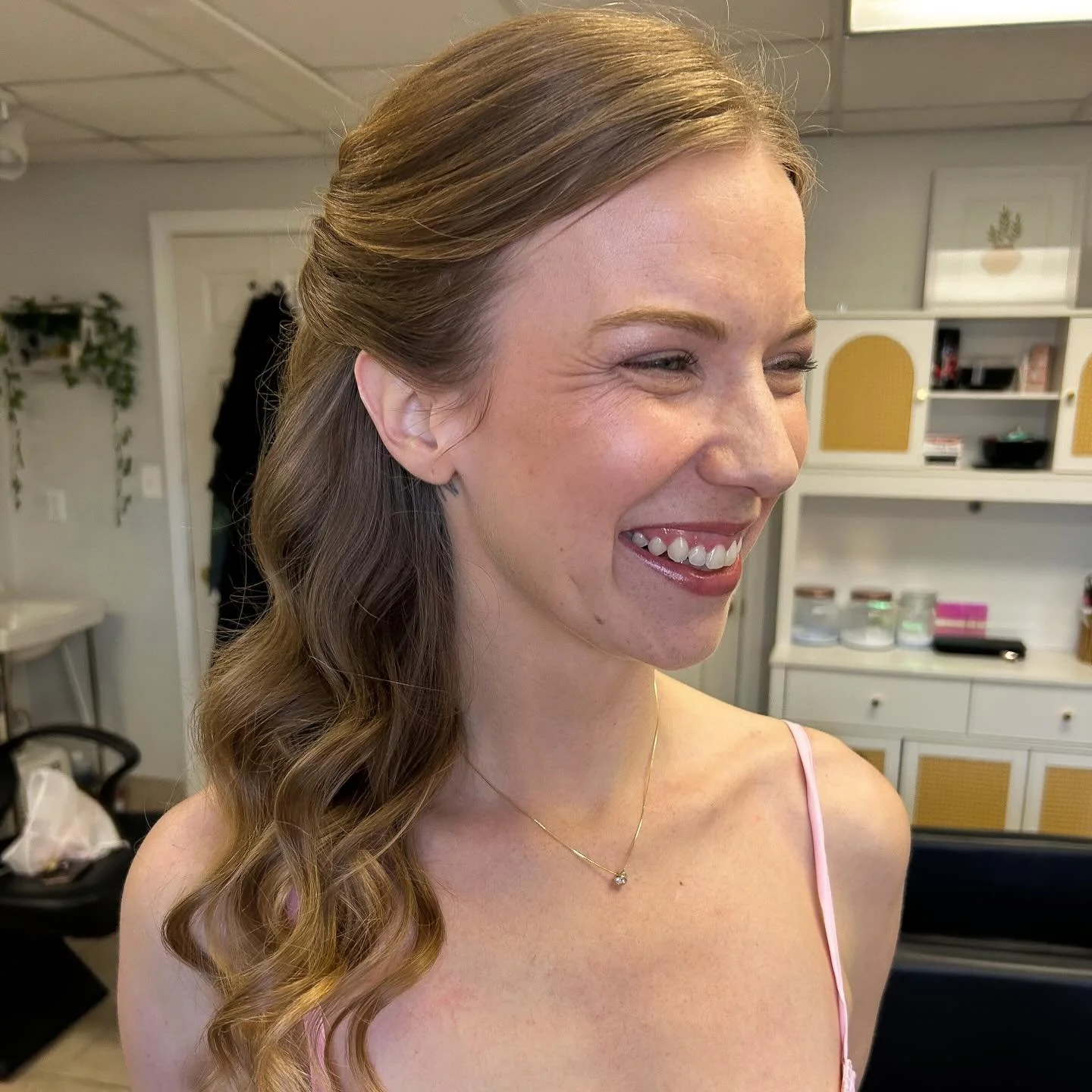 All smiles here 😊✨ Congratulations to Emma on her engagement! A beautiful, soft glam makeup application and half style for her wedding shower 💍👰🏼&zwj;♀️
.
.
Booking for the 2026/2027 wedding season!
Website: www.bohobridalct.com
📧: bohobridalct@
