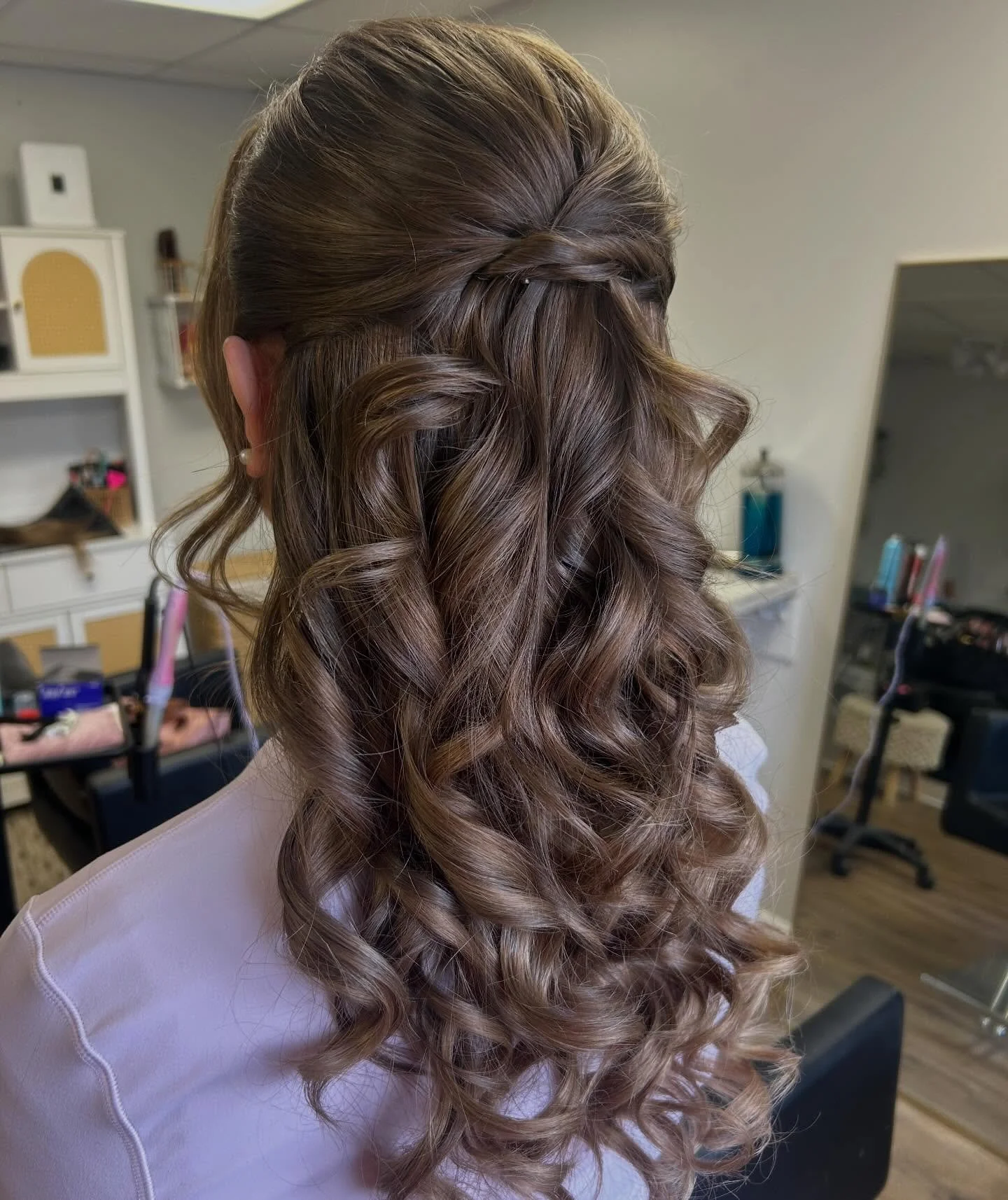 Simply beautiful 💖✨ 
.
May and June Brides!!! We have specials right now that are perfect for any last minute hair and makeup bookings. Let us glam you for your wedding day and bring your vision to life 🫶🏼🌸
.
Book your hair and makeup trial and g