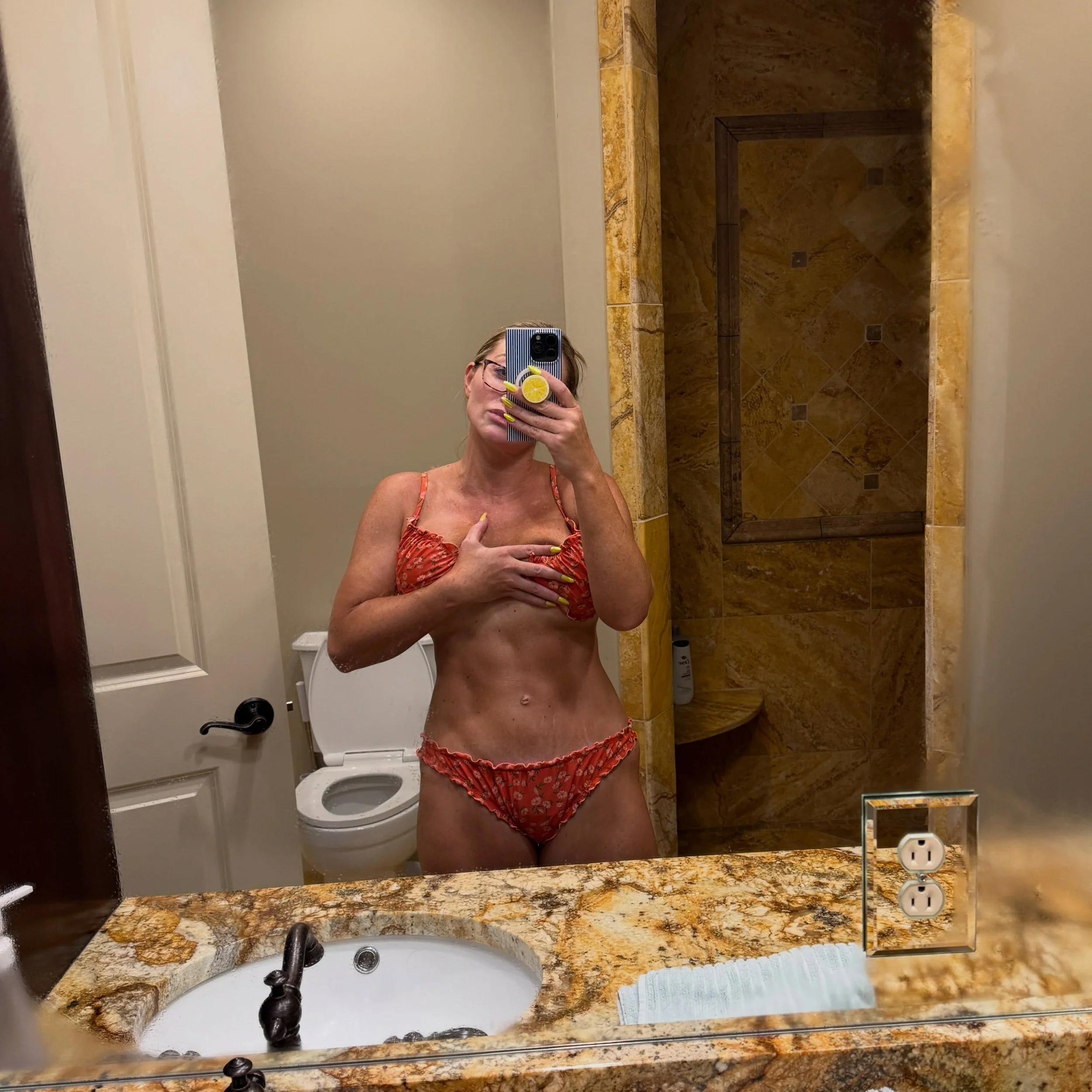 I didn&rsquo;t go on a diet to go on vacation ✨

The biggest thing I help people to focus on with my coaching is to change your behaviors and mindset and learn to live a healthy lifestyle.

So then you not only get the results but you keep them. 

Th