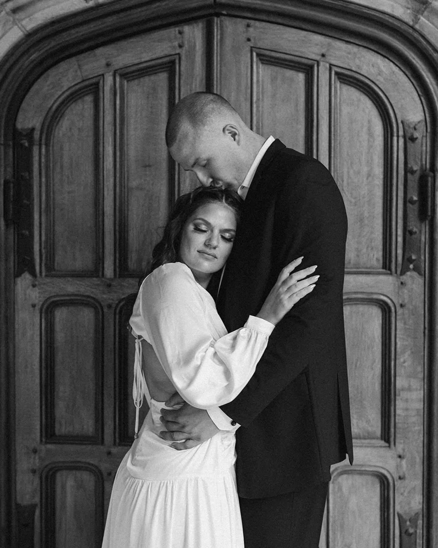 Alyssa said she wanted cool old architecture for her and Brandon&rsquo;s engagement shoot and i said &ldquo;oh i know a spot!!!&rdquo; Goodness this was a dream session 😭 the vines, the buildings the couple!! Oh my 🙌🏼