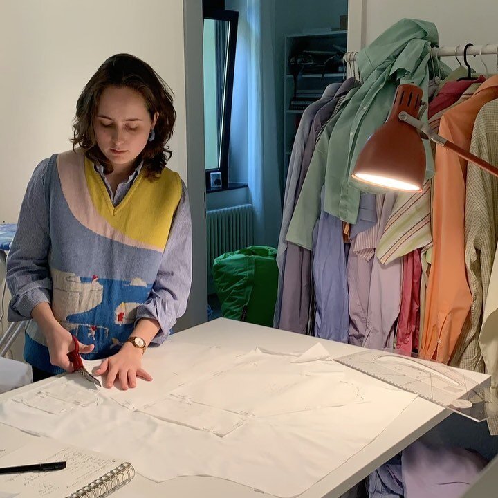 Hand cutting each unique piece of shirting is at the core of my up-cycled shirts. The time lapse makes it look like a quick process, but by carefully designing and working with the patterns and sizes of shirts the designs evolve while I cut. ✨✂️
.
.
