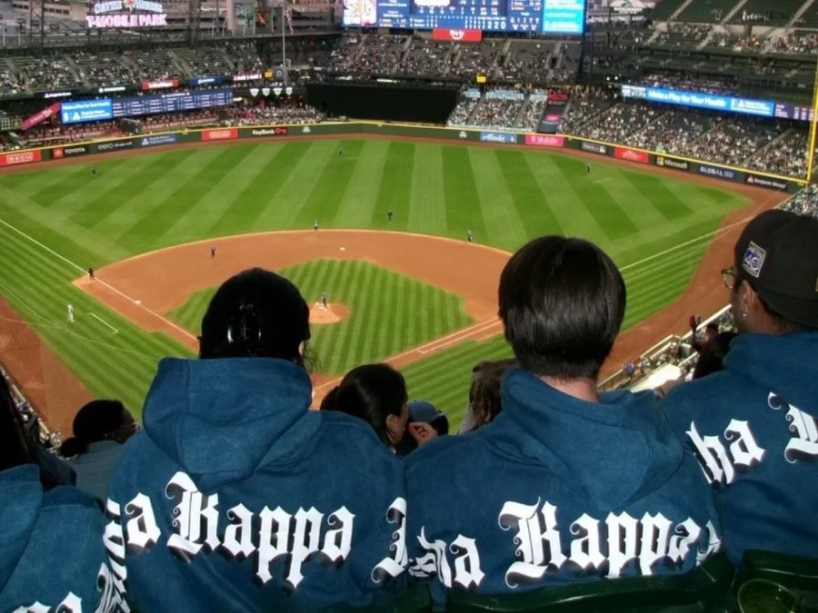 BROTHERS TAKE ON MARINERS 💙⚾️

On friday, AKPsi was spotted in new merch at the Mariners Game! Swipe to see our best moments ->

merch from: @habits365greek 🏛️

#akpsi #fraternity #brotherhood #baseball #businessfraternity