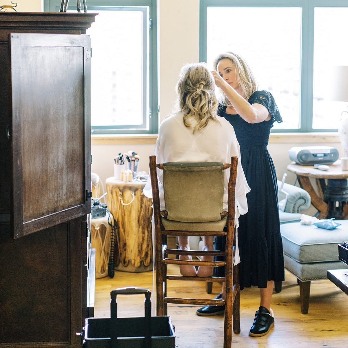 I love my job! I feel so fortunate to be a part of women feeling beautiful inside and out. #womensupportingwomen #makeupartist #bestself #coloradomua #mua #steamboatmakeupartistry #rockymountainbride #steamboatbride #coloradowedding 

Photo: @sarahpo