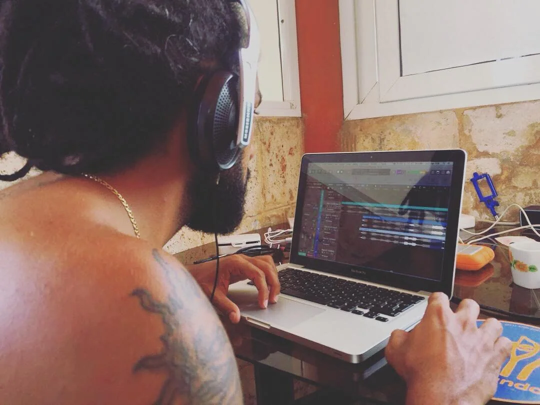 Mezclando vocales con @djlapiz del track que se viene feat.@ianlampel @continuo_showme @el_cpmc @blacksoulhiphop @djlapiz y @gordowilliam.
.
Mixing vocals with@djlapiz for the upcoming track featuring @el_cpmc @ianlampel @continuo_showme @djlapiz @bl