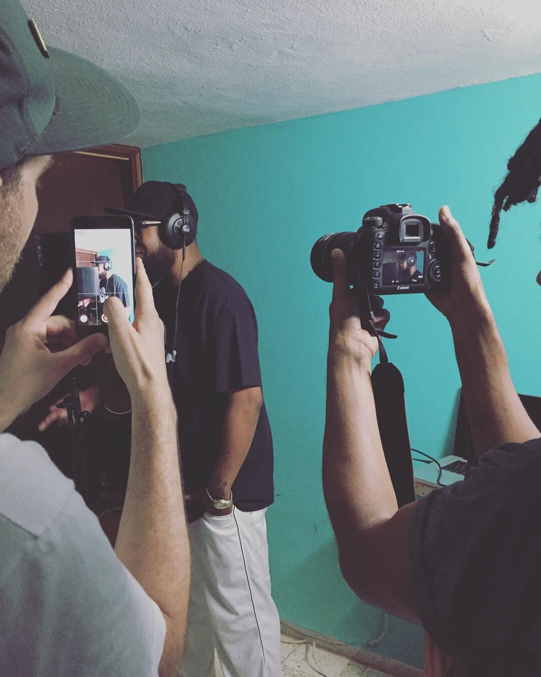 Recording Gordo William at @elnegrowadpro home studio. / Grabando al Gordo William en el home studio de @elnegrowadpro.
📸: @el_cpmc .
.
#candombe #cuba #uruguay #beatmaking #jazz #bassmusic #hiphop #club #electronicmusic #dub #organic #world #candom