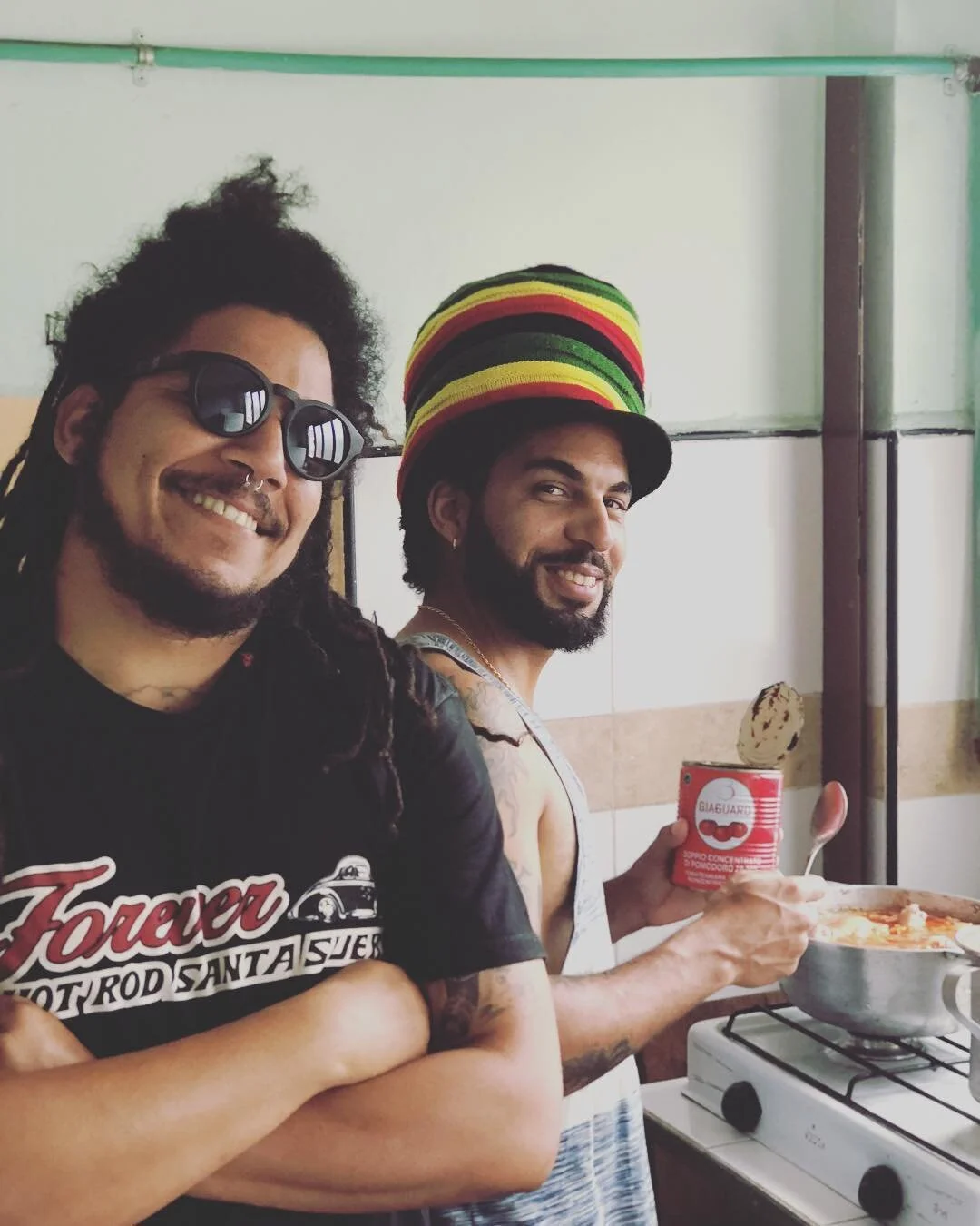 Por qu&eacute; no solo de m&uacute;sica vive el hombre... Cocinando beats y algo m&aacute;s con @djlapiz y @el_cpmc. / A man&rsquo;s got to eat... Cooking beats and sumthin&rsquo; else with @djlapiz and @el_cpmc .
.
.

#cuba #mvdbeatlab #mvdhavbeatla
