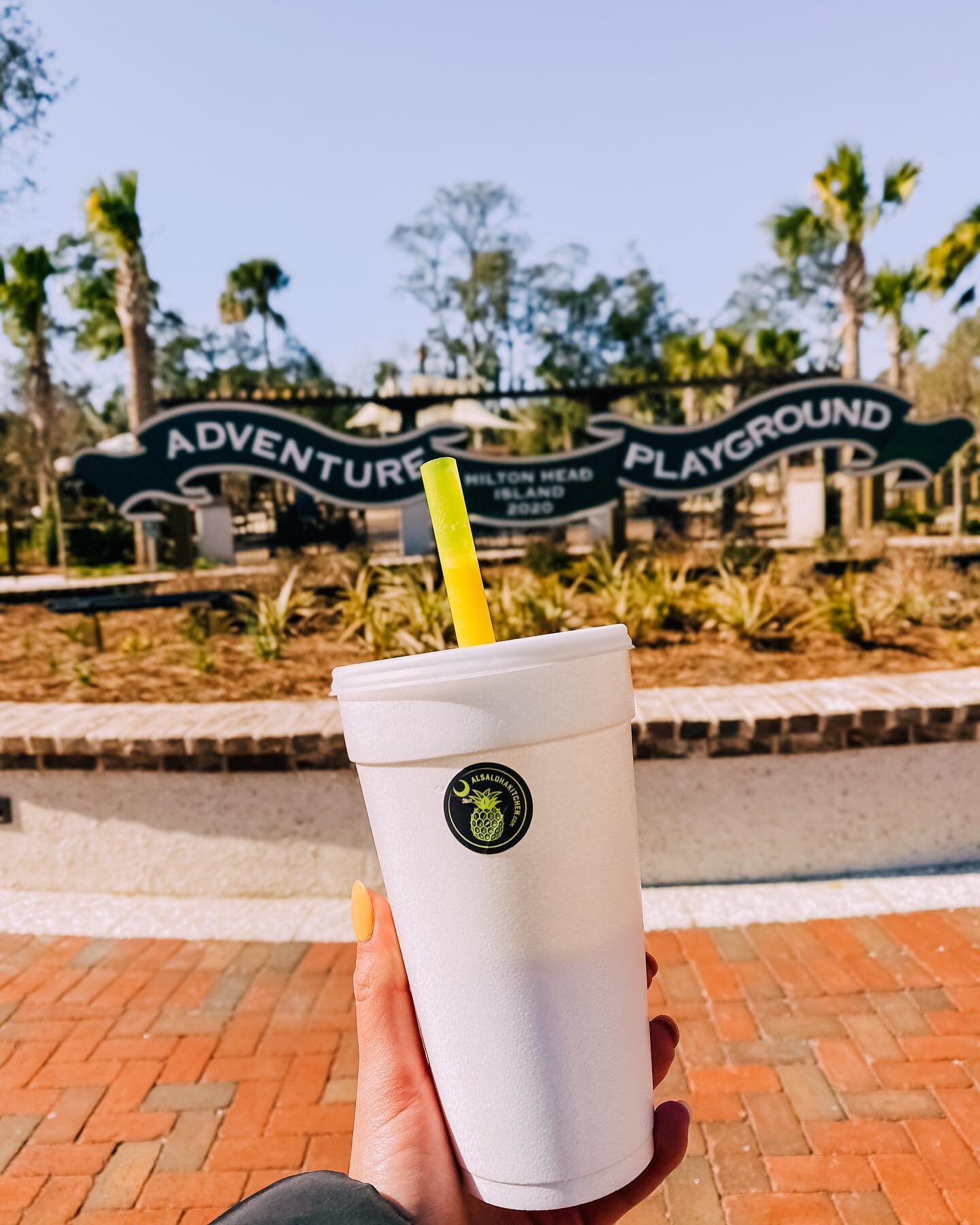 #TAKEOUTTUESDAY with Al&rsquo;s Aloha Kitchen. Walk your Aloha over to Hilton Head&rsquo;s newest park in Coligny! Enjoy the sunshine today with a smoothie &amp; fresh pressed juice from the kitchen.🥤🍊
﻿
﻿*Don&rsquo;t forget to enter our giveaway f