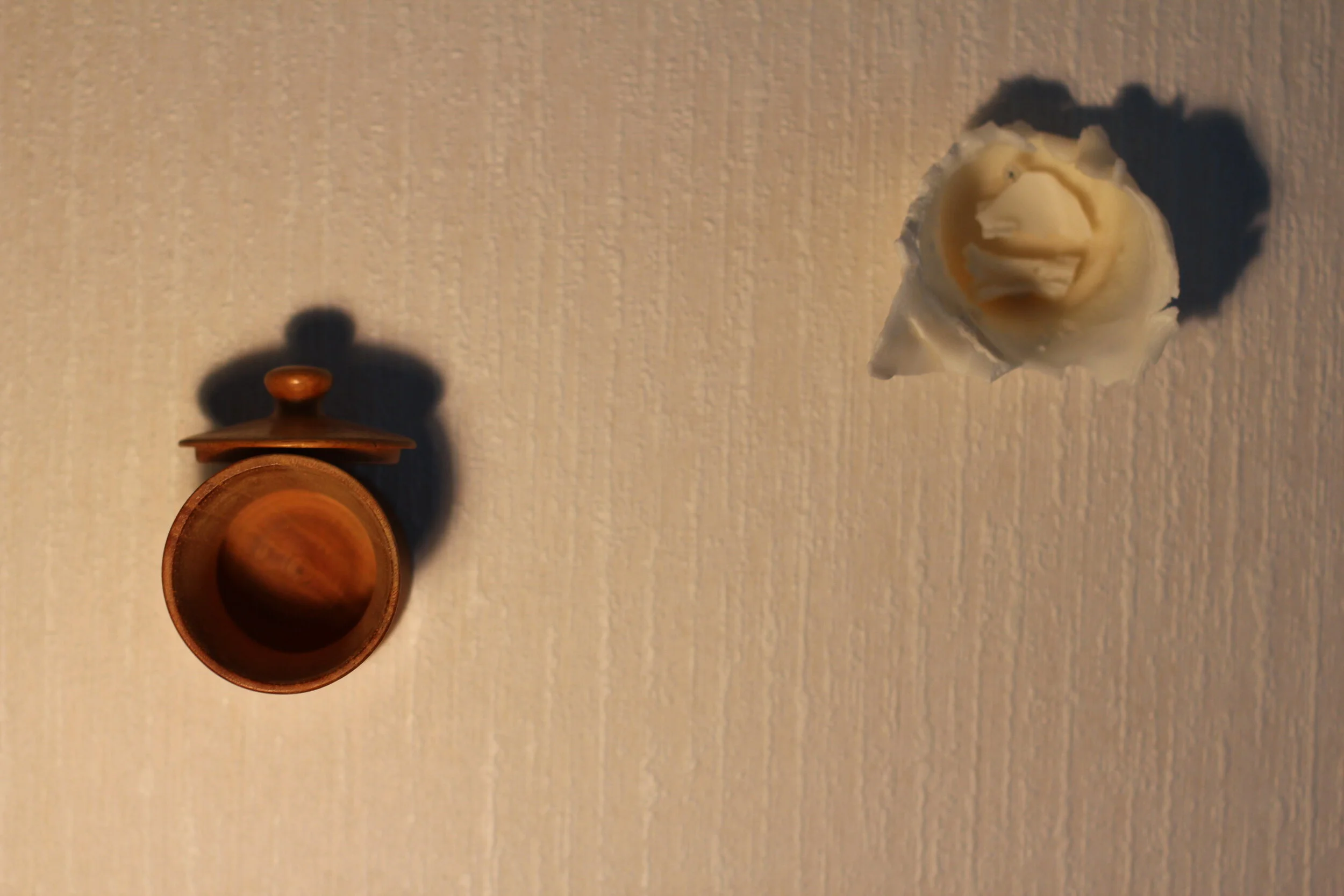 Deux exemples de natarare, en bois et en résine de colovrier. Les habitant∙e∙s de la vallée de Mgama croient en la nécessité d’aider le monde à exprimer ses émotions pour préserver l’équilibre d’un écosystème donné et des communautés qui en dépendent