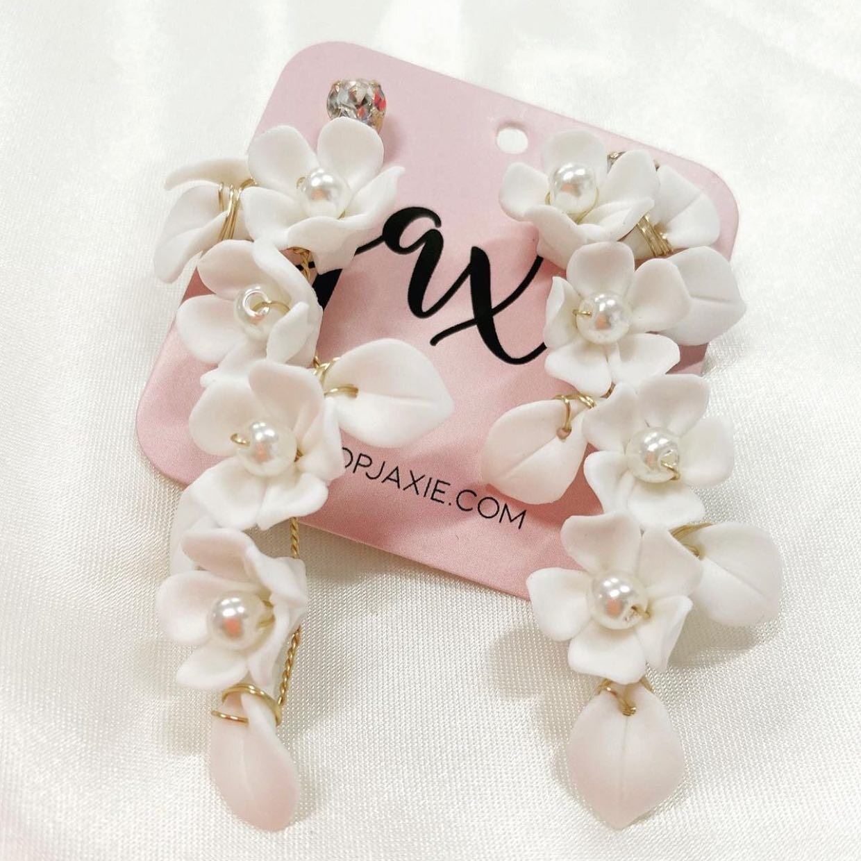 📣Announcement 📣 

💗ACCESSORIES TRUNK SHOW💗

Our JAXIE accessories TRUNK SHOW is kicking off July 6th! 
We&rsquo;ll have a variety of @jaxiebridal styles for you to try 7/6 - 7/16. 

Hurry over to our stories to see how you can weigh in on what we