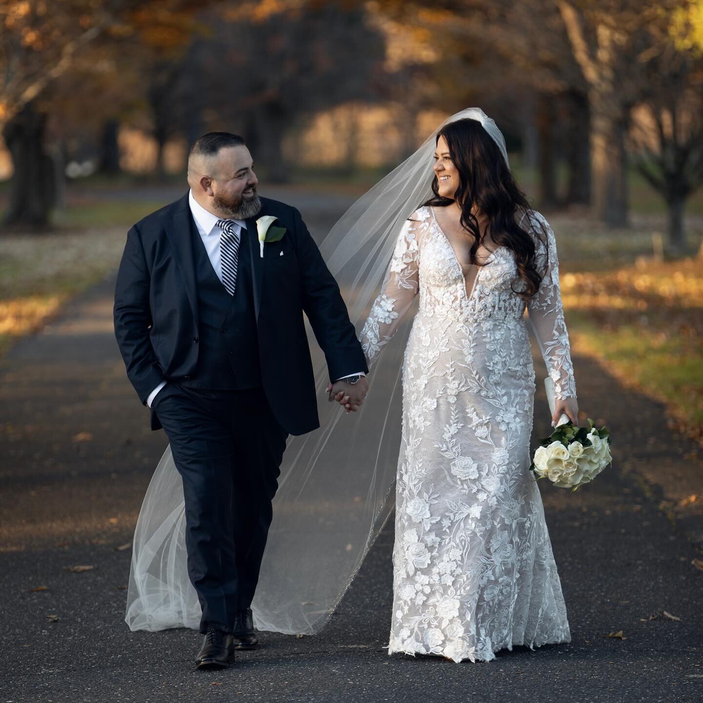 ✨SUNDAY SPOTLIGHT✨

Gorgeous bride babe Ariana was all smiles on her big day (and can we talk about how sweet her smile is?!? 🥺)

Ariana fully customized her @zavanabridal gown from the fabric appliqu&eacute;, the added detachable sleeves, train len