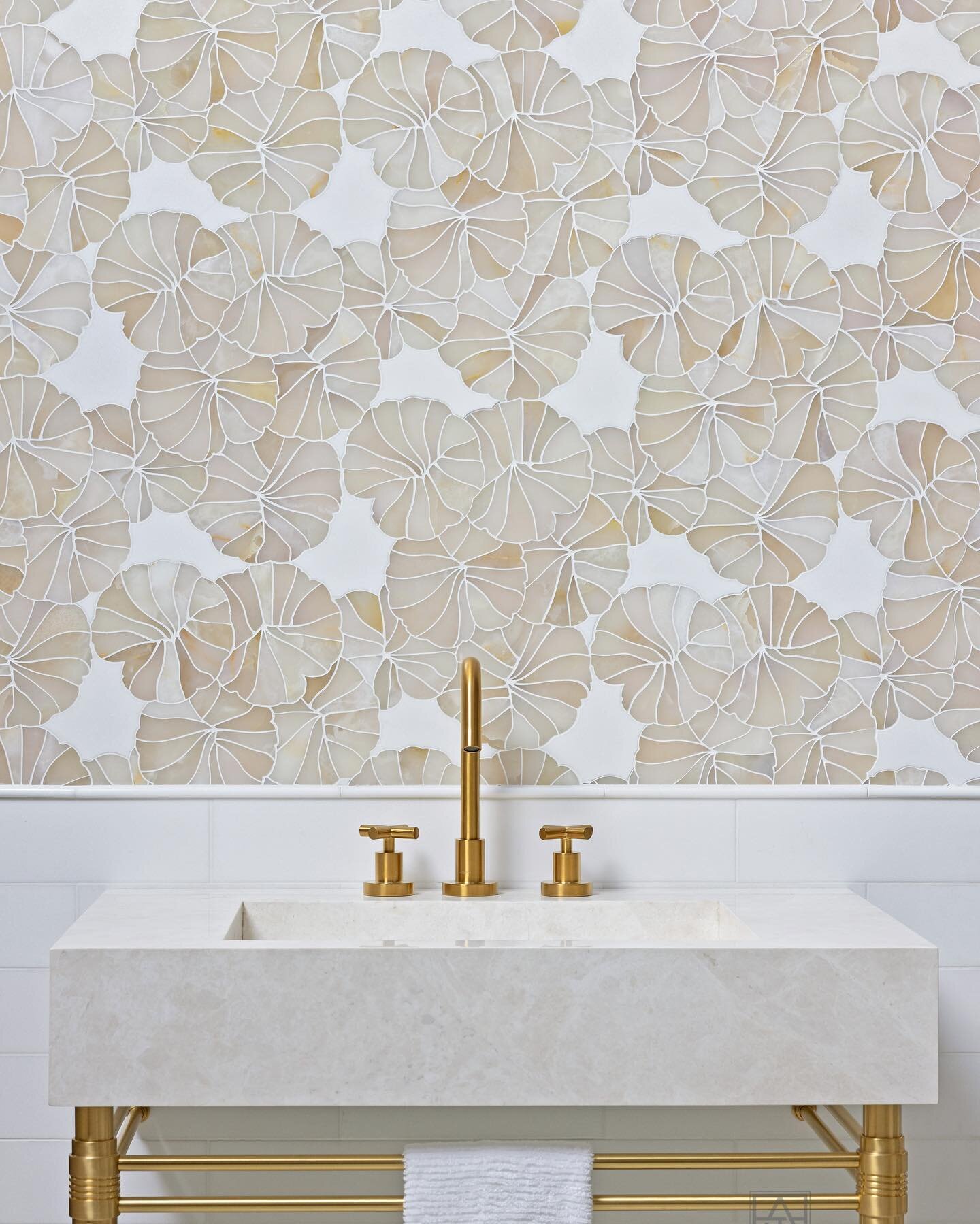 Stunner! Walden from @artistic_tile in Bianco Onyx and Thassos