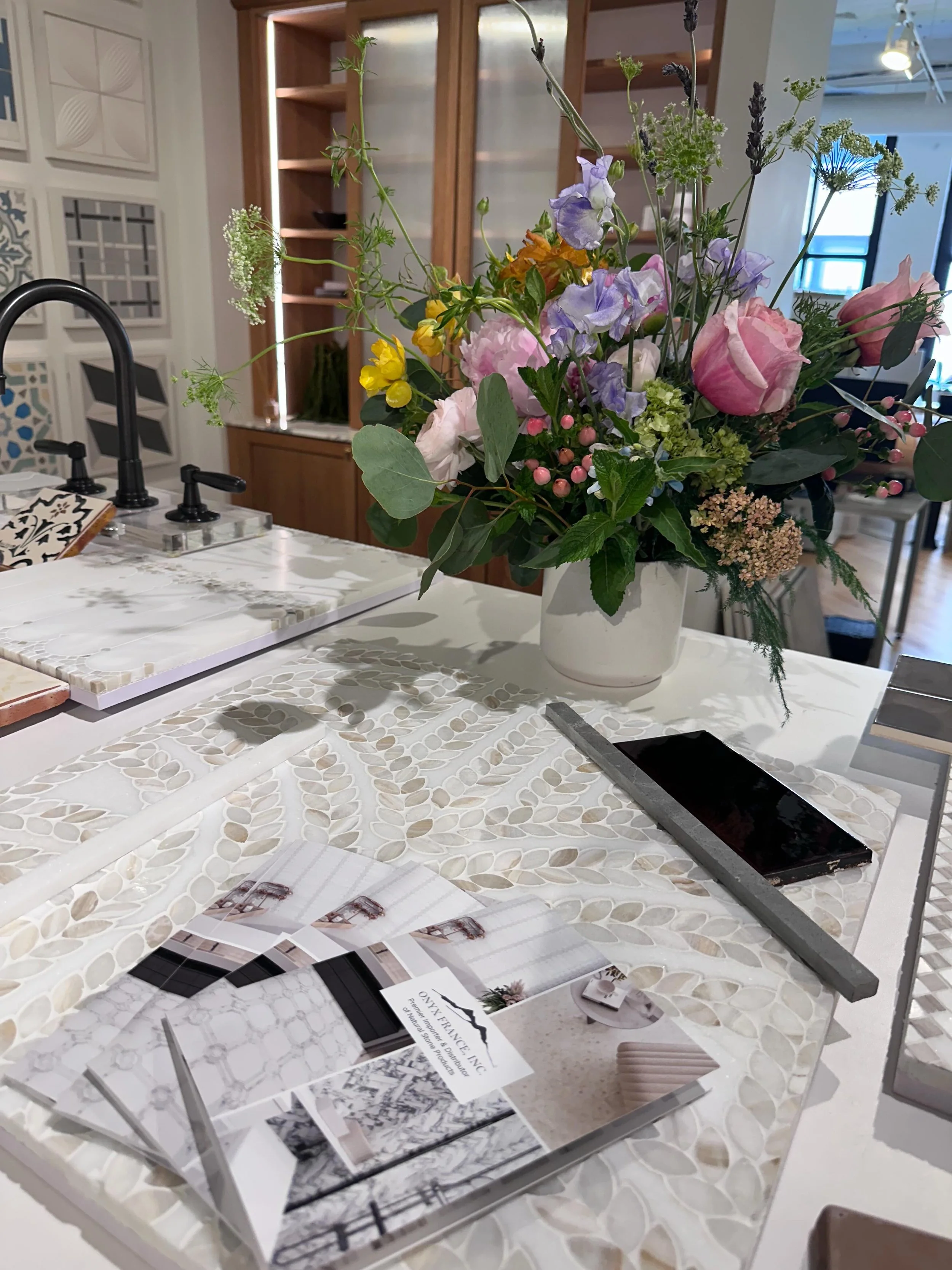 We enjoyed hosting our @onyxfrance showcase! So many materials to see coupled with the dreamiest flowers by @marthasgardens and delicious bites and root beer floats ( also dreamy) by @aprilfossfoodandadventure
