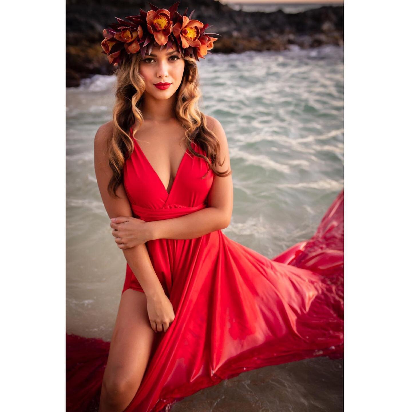 Lady in Red❤️🙌
.
.

Pc @deelianelsonphoto 
Hair/makeup @islandgirlpinups 
Flowers @petite.maui 
Dress @hiflyingdress 
Model @leialiika 
.
.
.
.
#HappyHolidays  #Holidays #holidayhair #Hair #Hairdresser #Hairstylist #MauiHair #MauiHairdresser #MauiHa