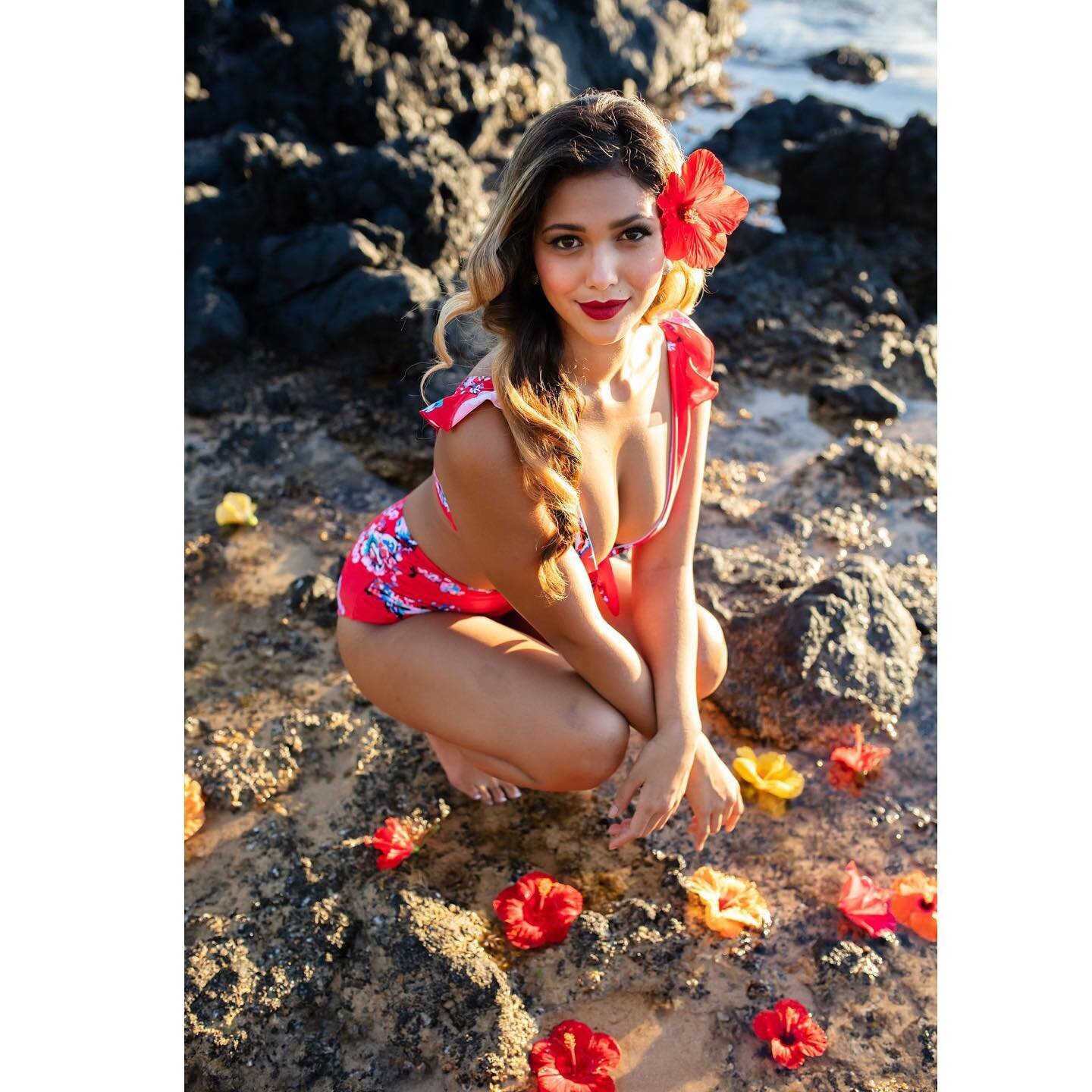 Pin up girl perfection❤️
Pc @deelianelsonphoto 
Hair/makeup @islandgirlpinups 
Flowers @petite.maui 
Model @leialiika 
.
.
.
.
.
.
.
.
#Photography #Photographer #HawaiiPhotography #HawaiiPhotographer #MauiPhotography #MauiPhotographer #PhotoShoot #H