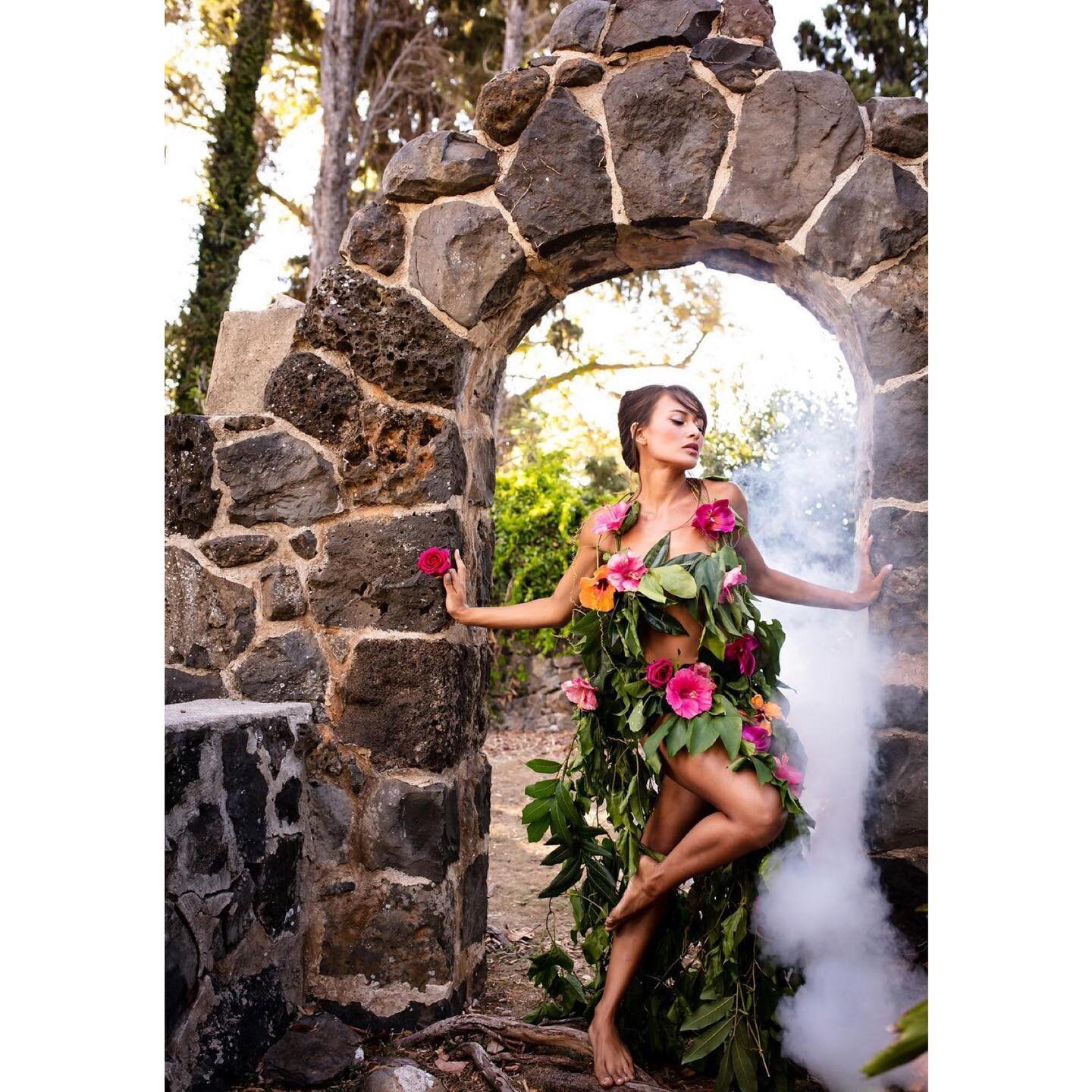 What fairytales are made of🌸🌸🌈🌈🌸🌸 check out the behind-the-scenes video!

Pc @deelianelsonphoto 
HMU @islandgirlpinups 
Flower Dress @petite.maui 
Model @modeledby_alohi 
Location @huinoeau 
.
.
.
.
.
.
.
.
#Maui #Hawaii #MauiPhotographer #Phot