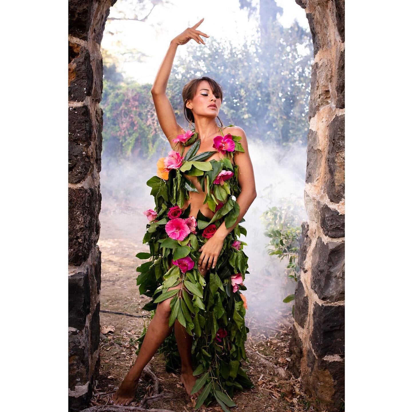 Maui Beauty All Around🌸
Pc @deelianelsonphoto 
HMU @islandgirlpinups 
Flower dress @petite.maui 
Model @modeledby_alohi 
Location @huinoeau 
Asst @dannyjoe65 
Videographer @brittneybaker_photography 
.
.
.
.
.
.
#Maui #MauiHawaii #Hawaii #Beauty #Fl