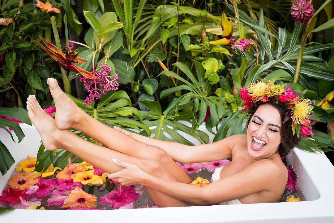 Happy vibes going into this week🌸🌸🌸🌸🌸
Pc @deelianelsonphoto 
HMU @islandgirlpinups 
Flowers @petite.maui 
Model @lovebrandlayn 
Location @mauiflowerbath 
.
.
.
.
.
.
#Maui #Hawaii #MauiPhotography #MauiPhotographer #Photography #HawaiiPhotograph