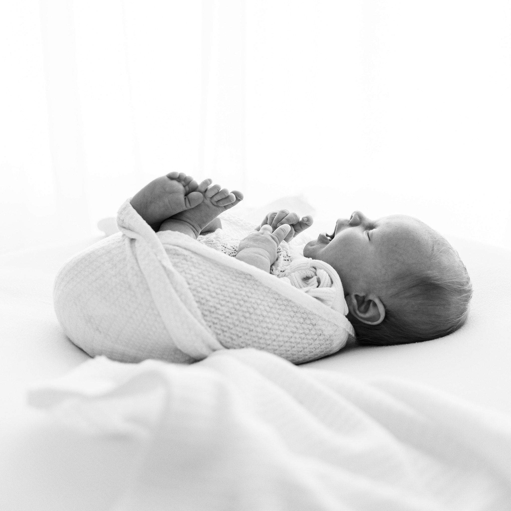 Just a wrapped up little bundle for your Sunday night scolling 🤍

#fifenewbornphotographer #newbornphotographerscotland #edinburghnewbornphotographer #athomebabyphotography #naturalnewbornphotography #blackandwhitebabyphotography #bnw_littles #simpl
