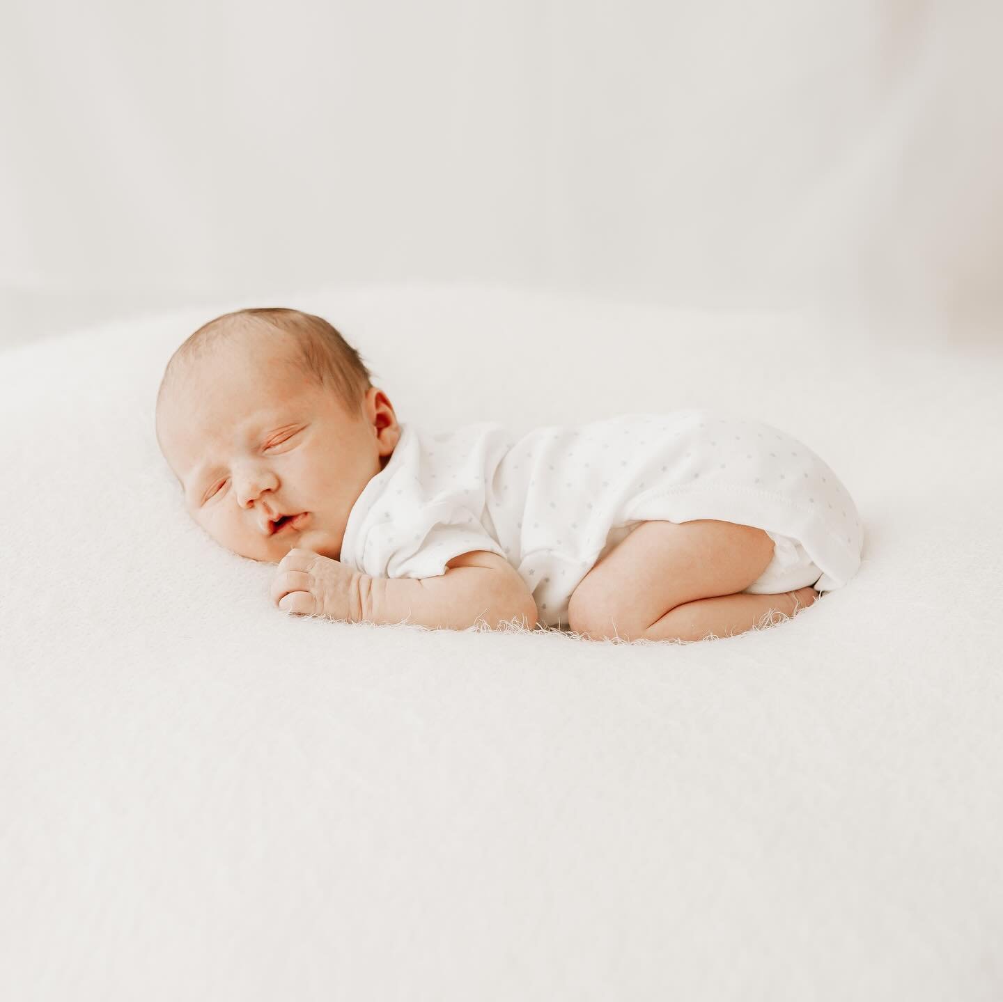 G R A Y S O N ✨💫 the most gorgeous little bundle of squishiness 

I am here for all the squishy photos of your little bundles and booking right into November now. So if you&rsquo;re due this year and want to capture those first moments, days get in 