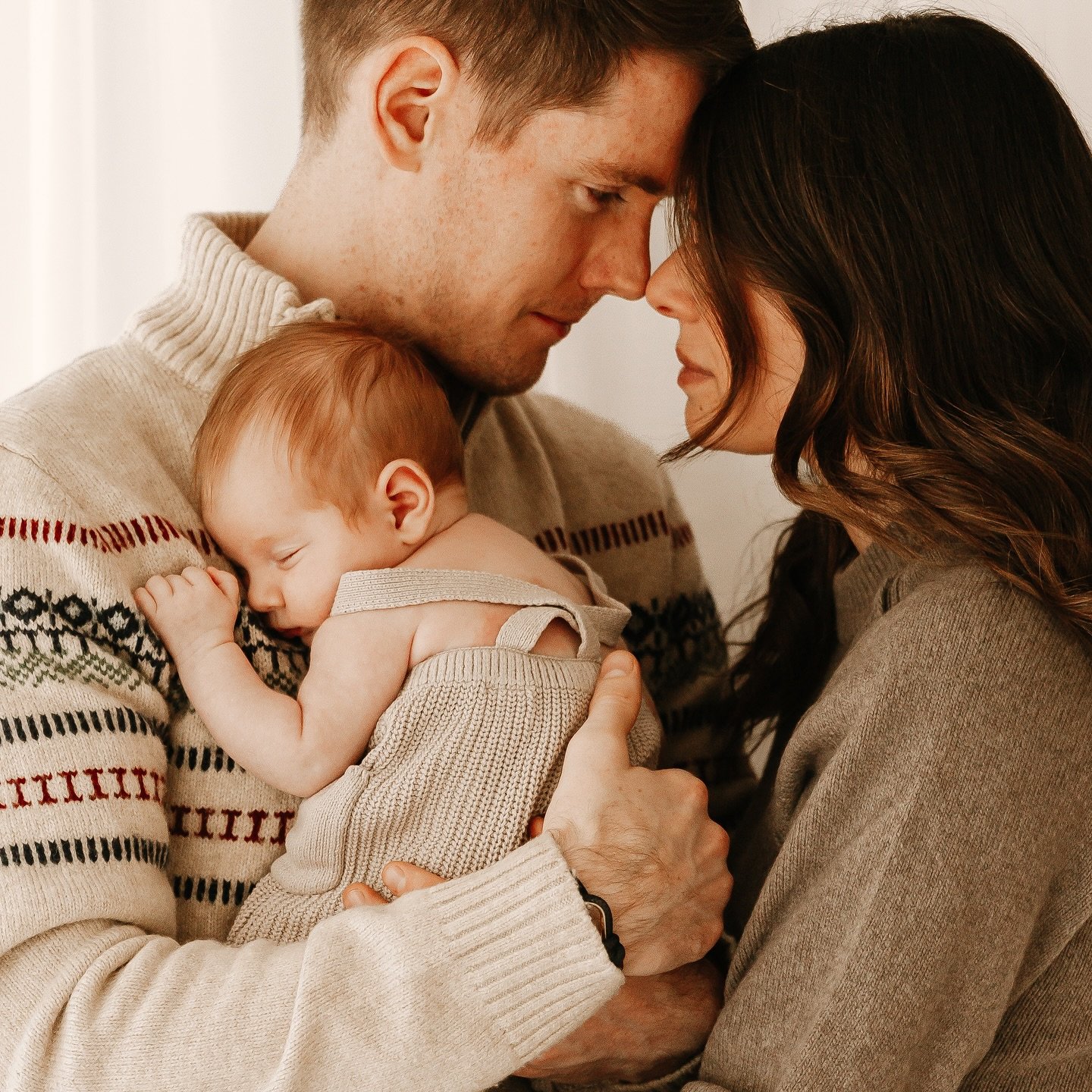 This beautiful boy was an absolute dream at 6 weeks new. There&rsquo;s no such thing as a right time for newborn photos, it&rsquo;s whatever feels like the right time for you. 

You can just feel the love in these photos 🤍 💫
