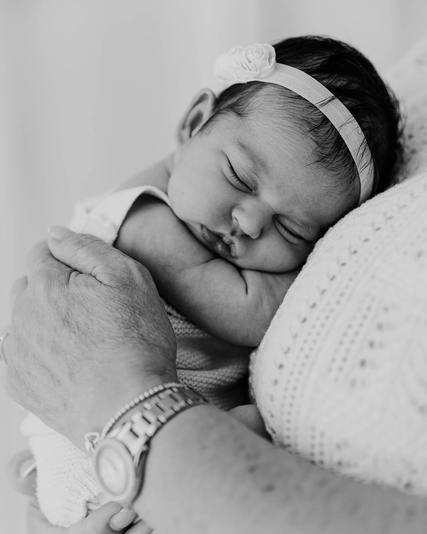 When granny comes along for the session too. 

How special are these 🥹

#fifenewbornphotographer #edinburghnewbornphotographer #scottishnewbornphotographer #newbornphotographerscotland #simplenewbornphotography #bnw_captures #bnw_littles