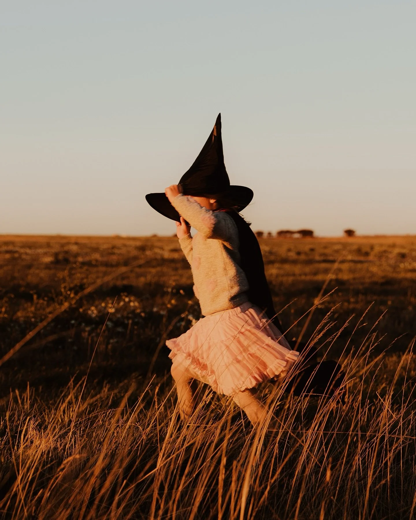 I can always rely on this amazing girl to embrace and create these crazy visions with me 🧙

The floating hat in the second photo is just everything I wanted!

Xander also enjoyed running about the fields chasing his hat! 

Love October and love enjo