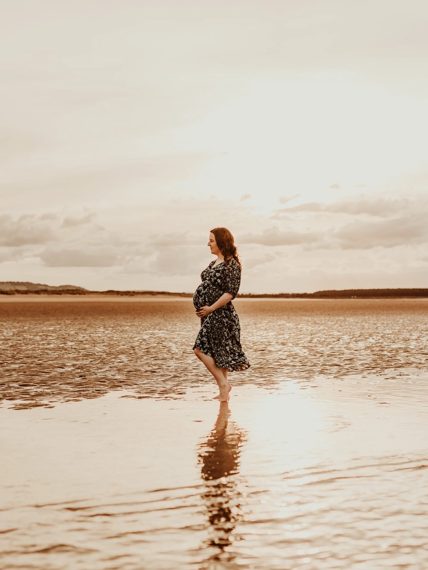 The lighter nights are coming 🙌

2026 mamas, now is the perfect time to book your maternity session! All the golden colours are on their way 💛

Drop me a message for more info 

Fife Maternity Photographer | Maternity Photographer Scotland | Pregna