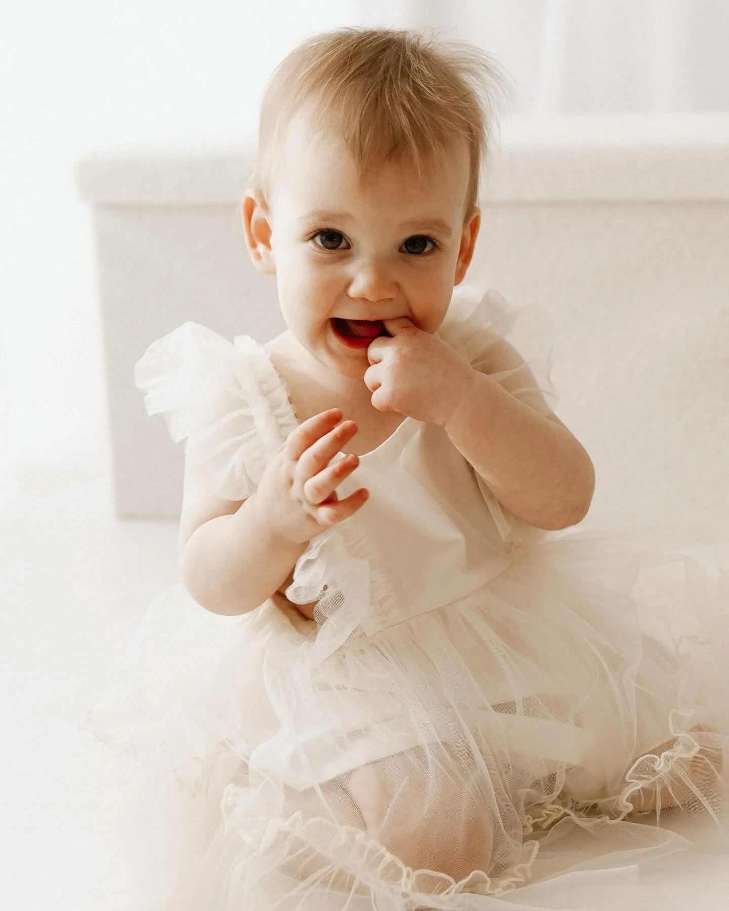 T H I S.  I S.  O N E 💫

First birthday sessions are one of my favourites, so many cute little smiles and expressions. Whether you want a cake and a bubble bath or not, these images are so special to remember your little one at this milestone 🥰

#f