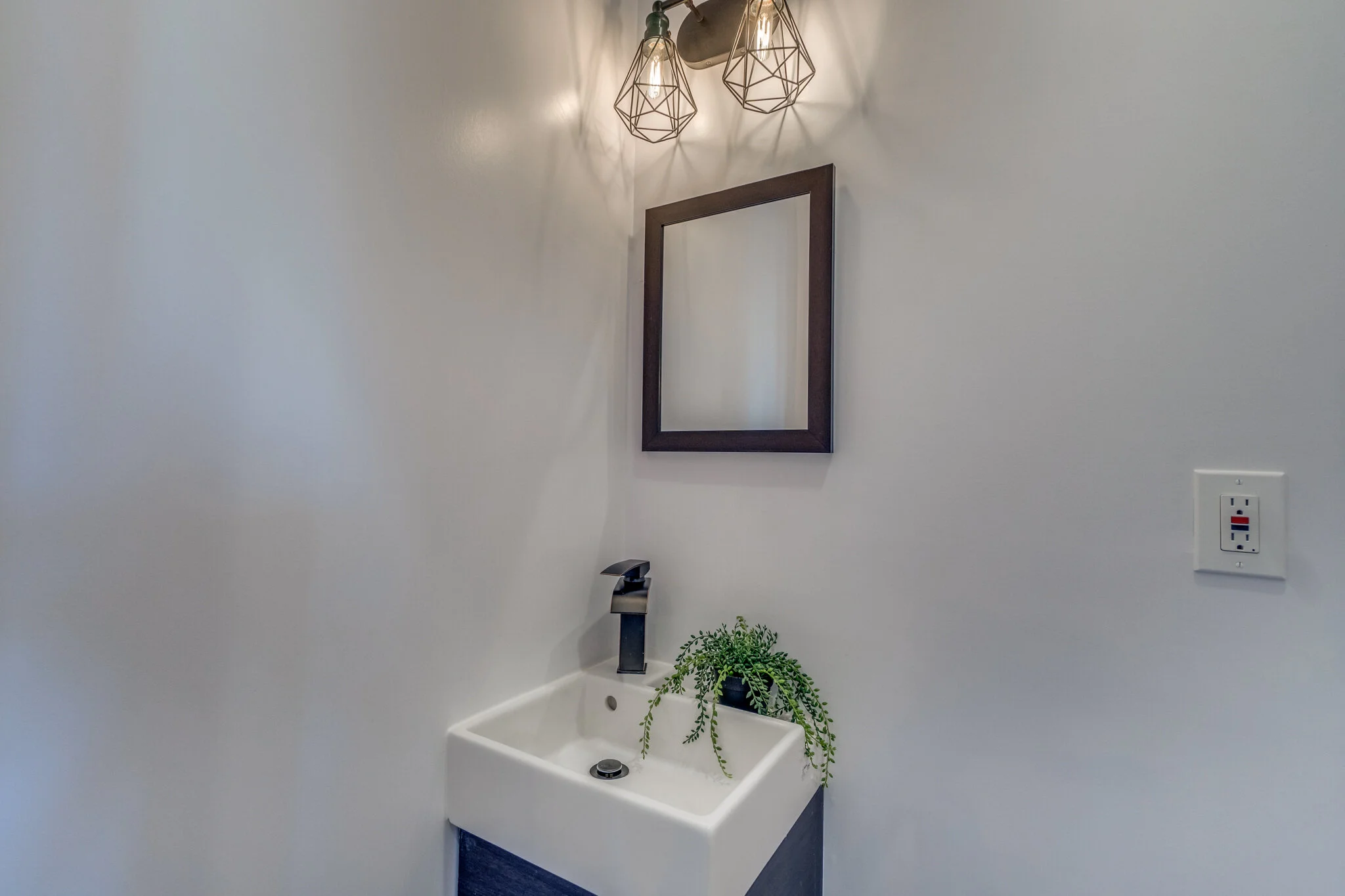 326 Adams St NE-17.jpg