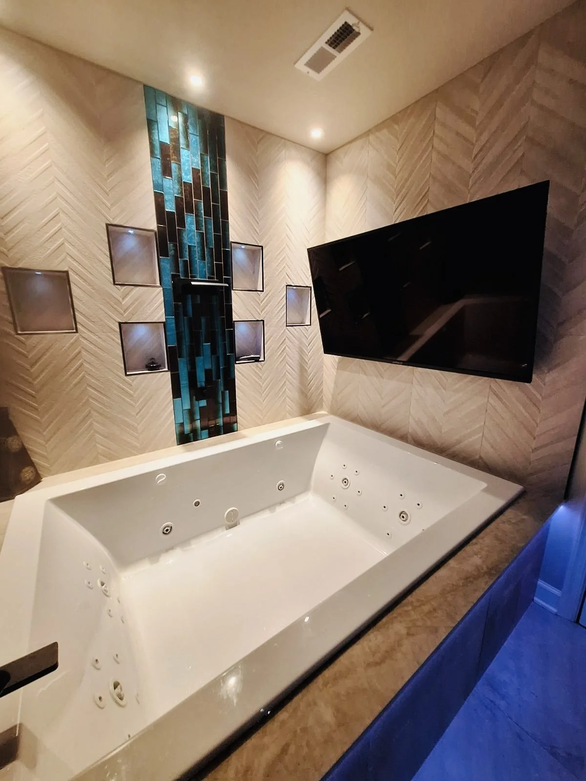 Bathtub with TV 2.jpg